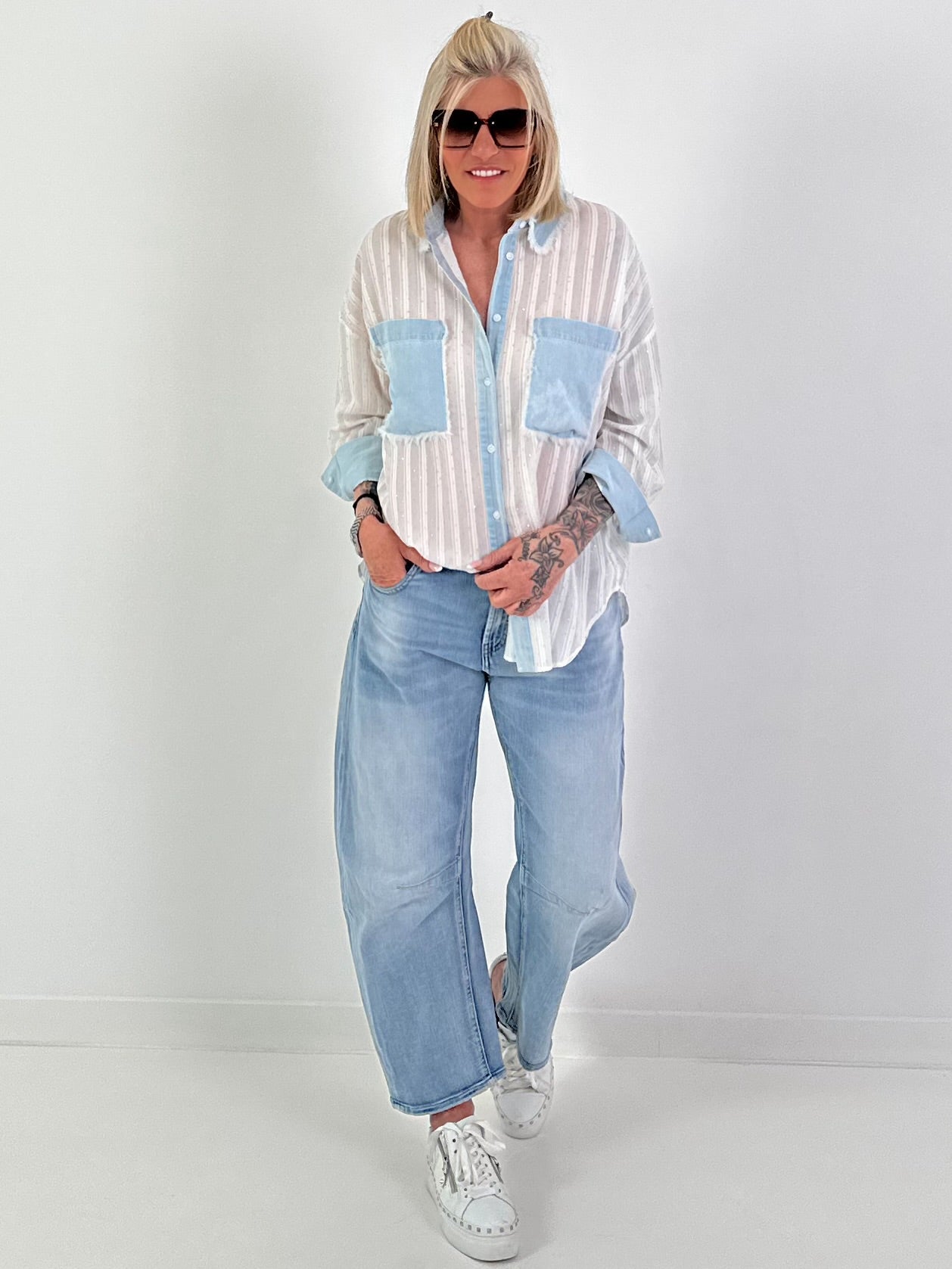 Bluse mit Strasssteinen und Denim-Details - weiss-denim