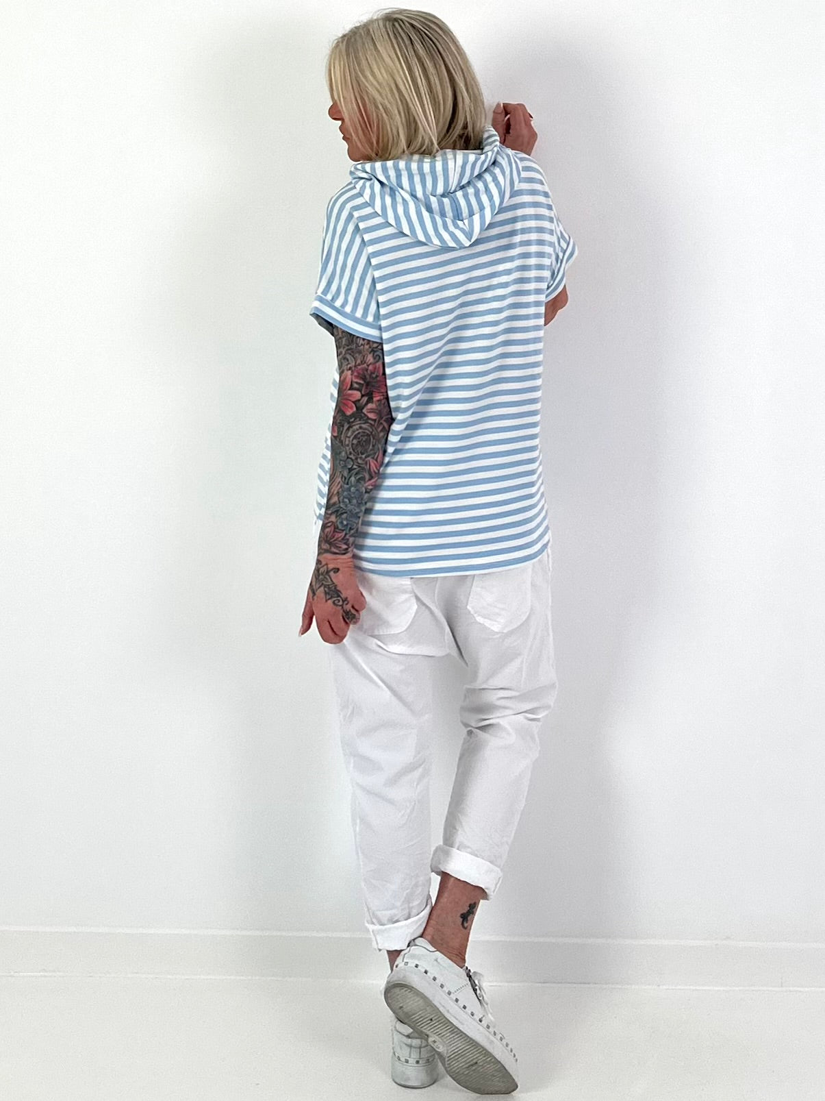 T-shirt met capuchon en strepenpatroon - lichtblauw-wit