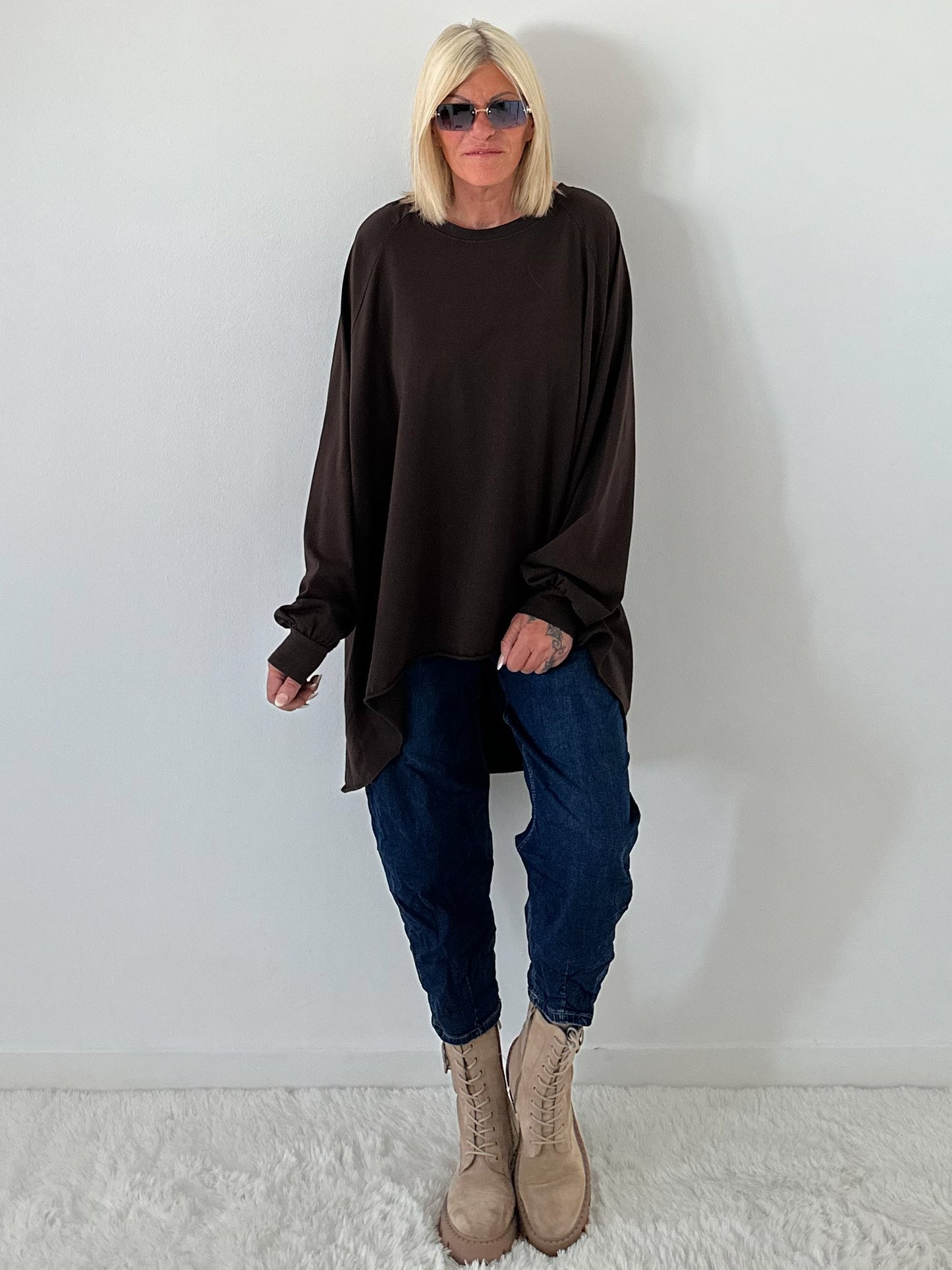 Oversized Shirt mit Statement Spruch auf dem Rücken - mokka