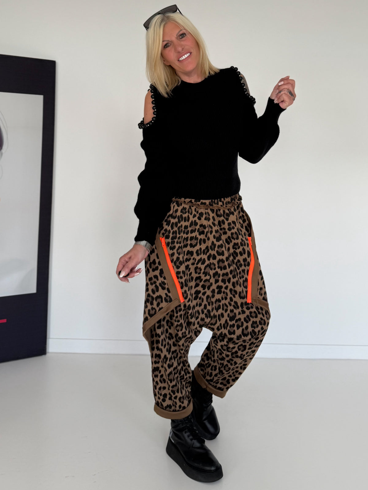 Pullover mit Cut-Outs und Statement-Perlen - schwarz