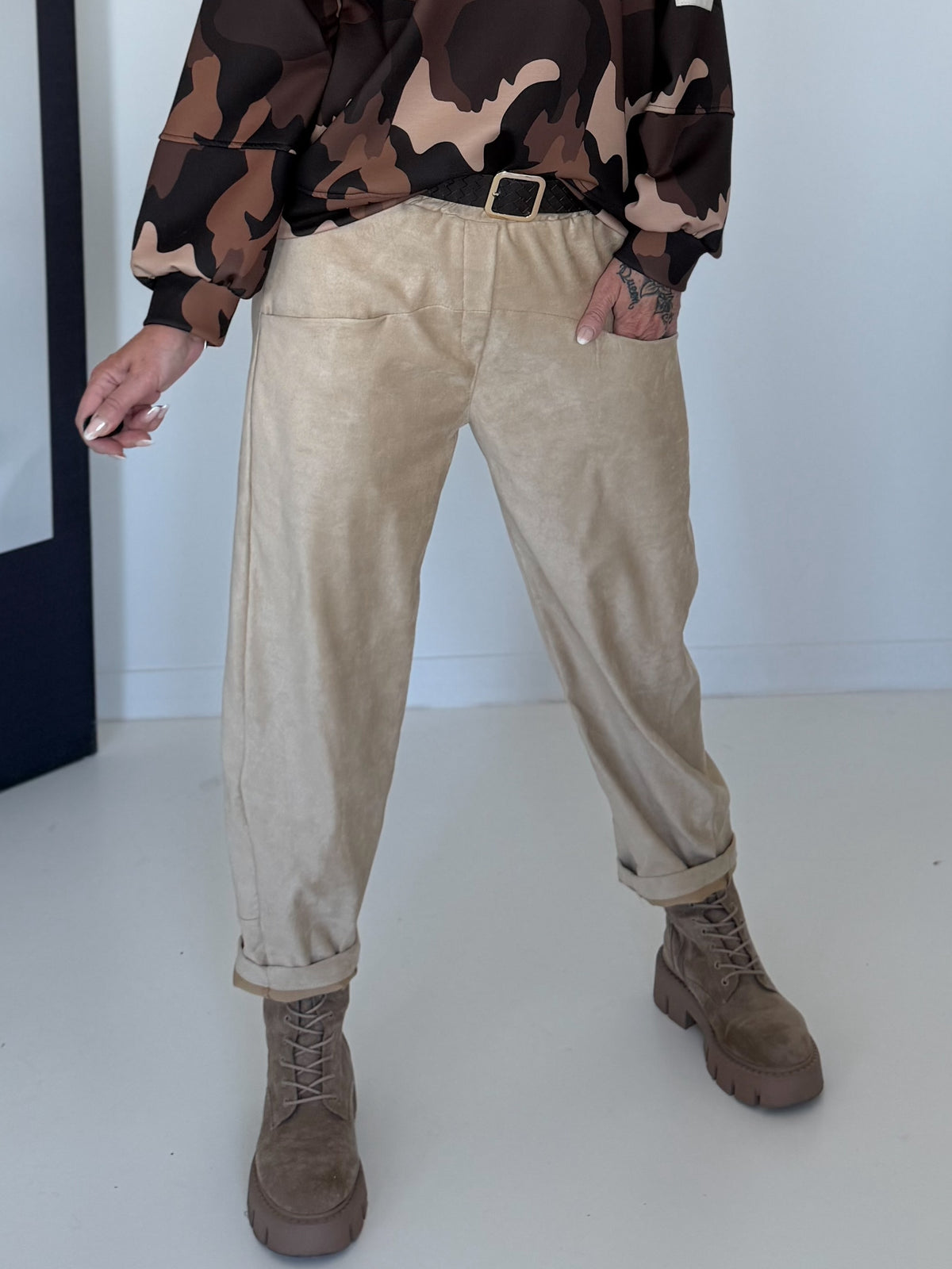 Hose in Wildleder-Optik mit Gürtel - sand