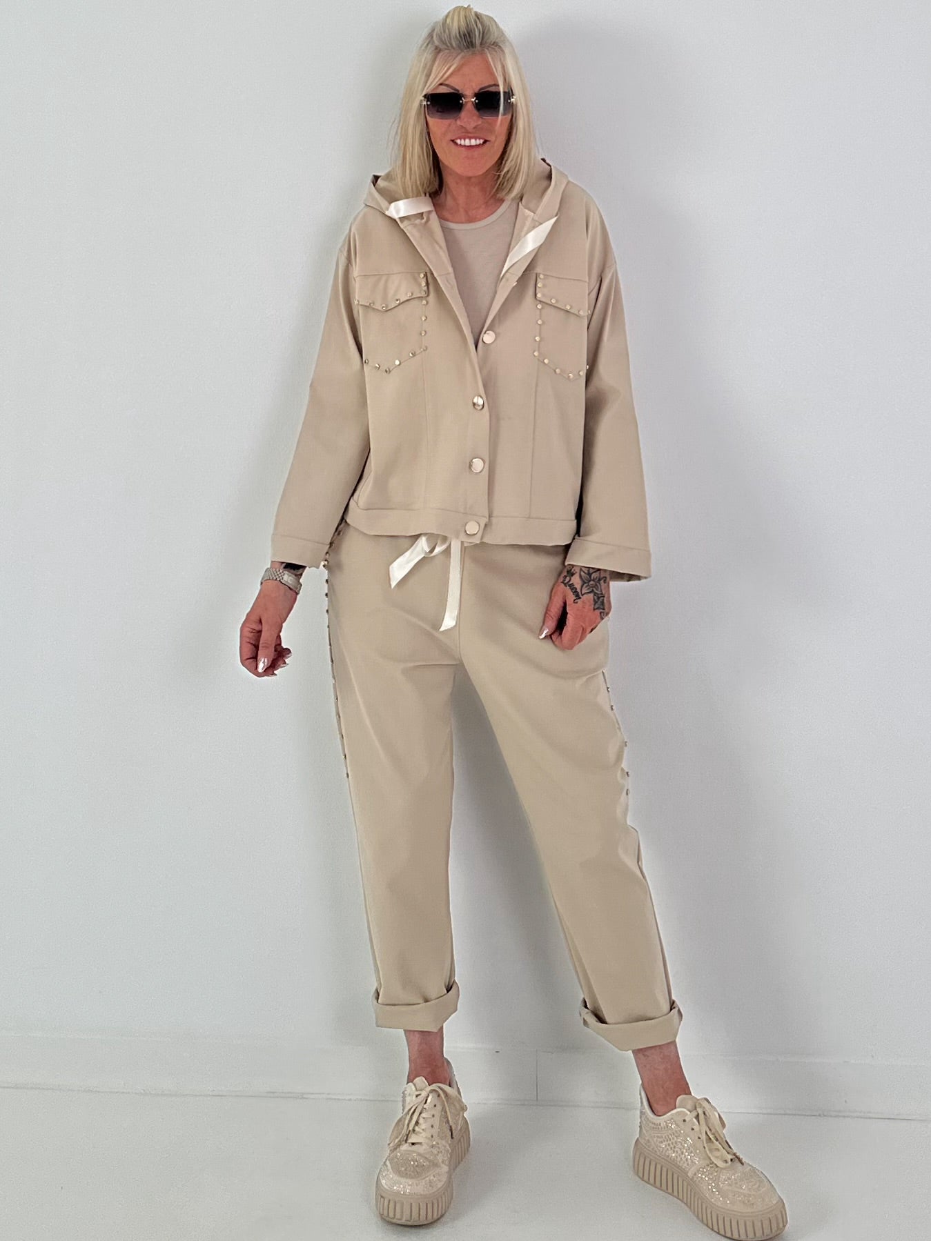 Jacke mit goldenen Nieten-Details - beige