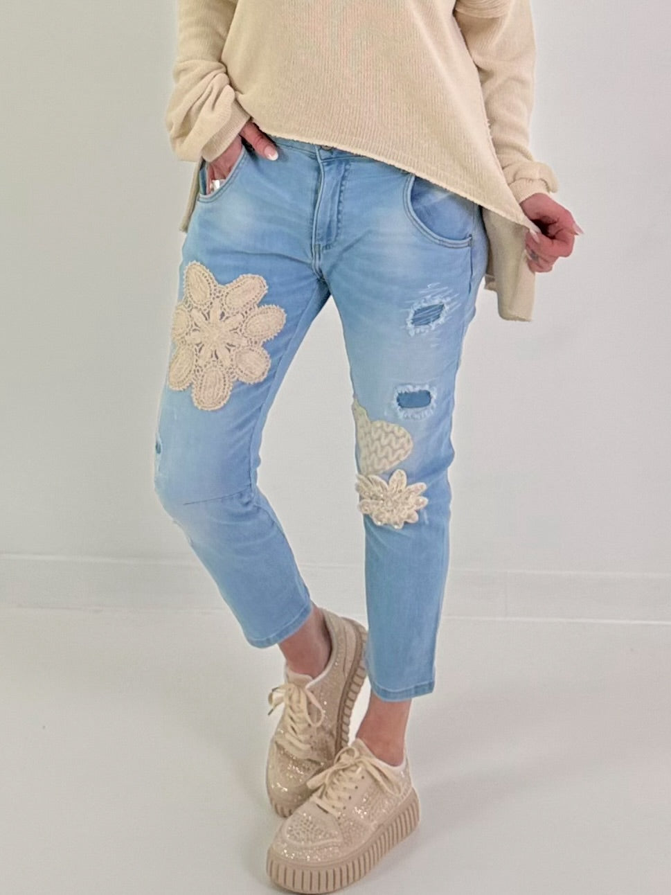 Jeans mit Häkel-Patches - denim
