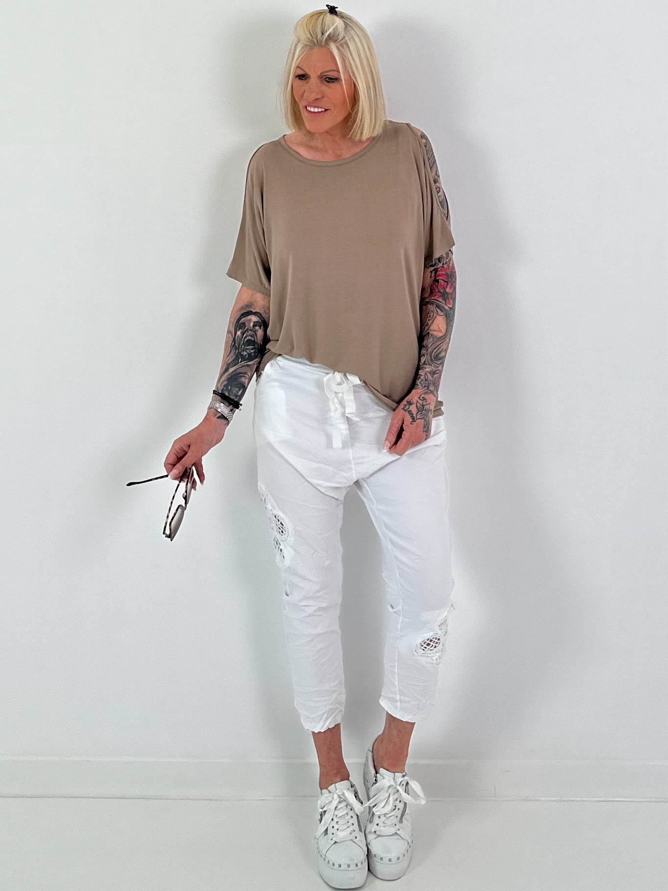 T-Shirt mit Cut-Outs - taupe
