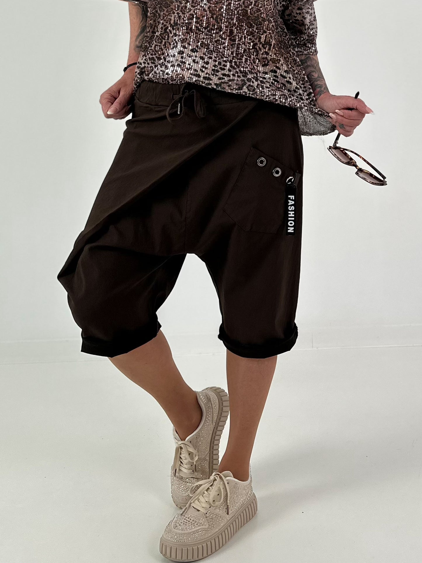 Baggy Short mit Überwurf und Tasche mit Details - schoko