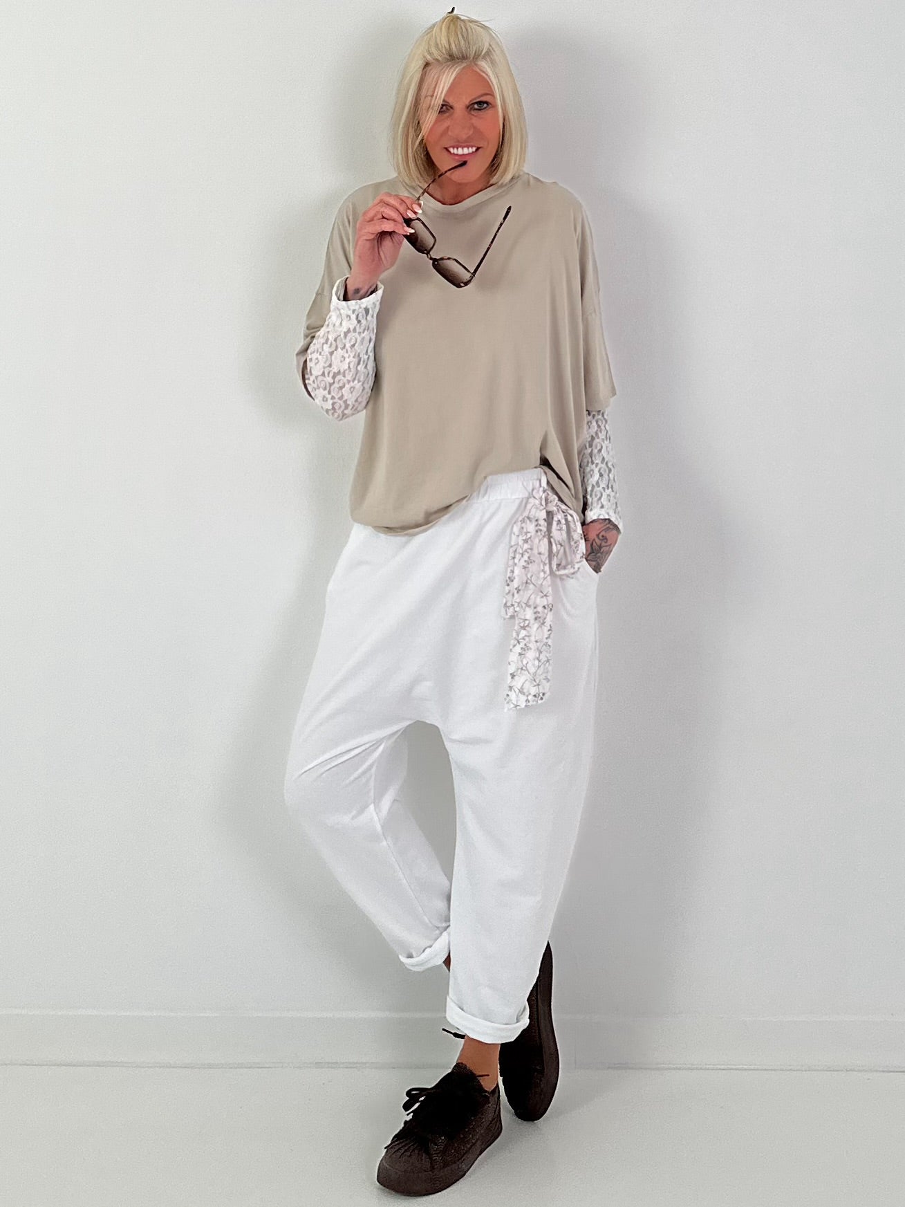 Baggy Hose mit dekorativem Tuch - weiss