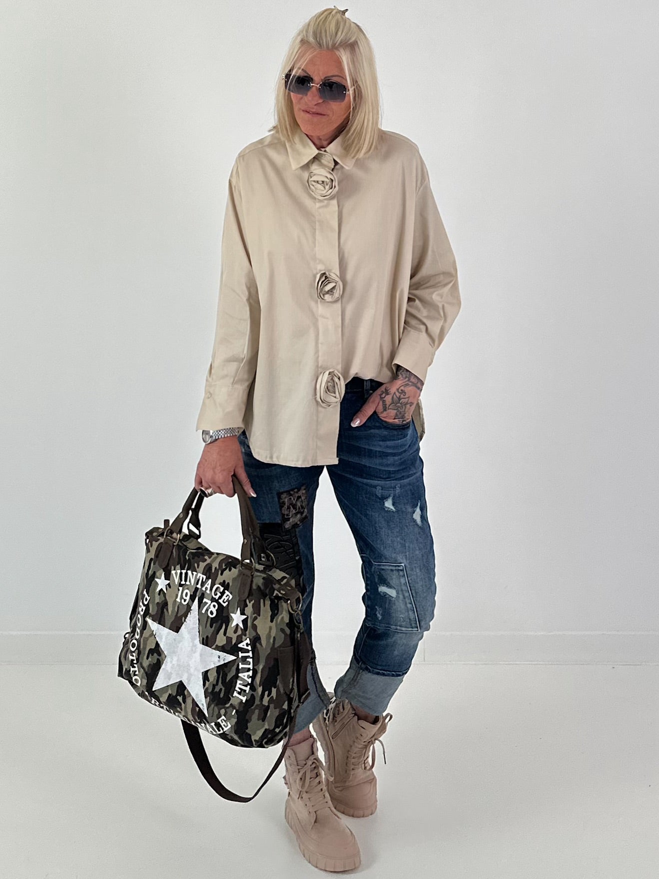 Bluse mit 3D-Blüten - beige