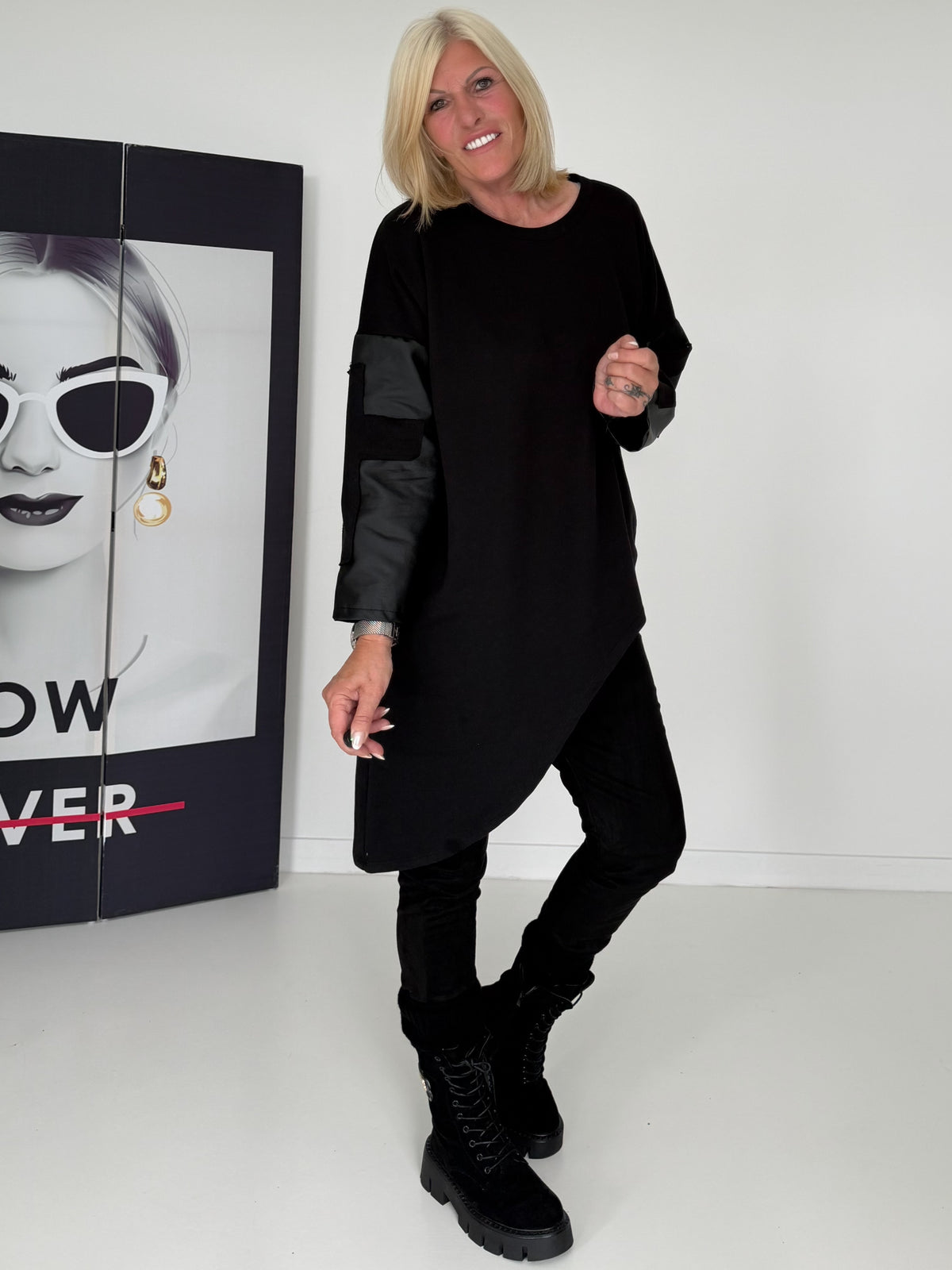 Asymmetrischer Sweater mit Kreuz- und Lederoptik-Details - schwarz