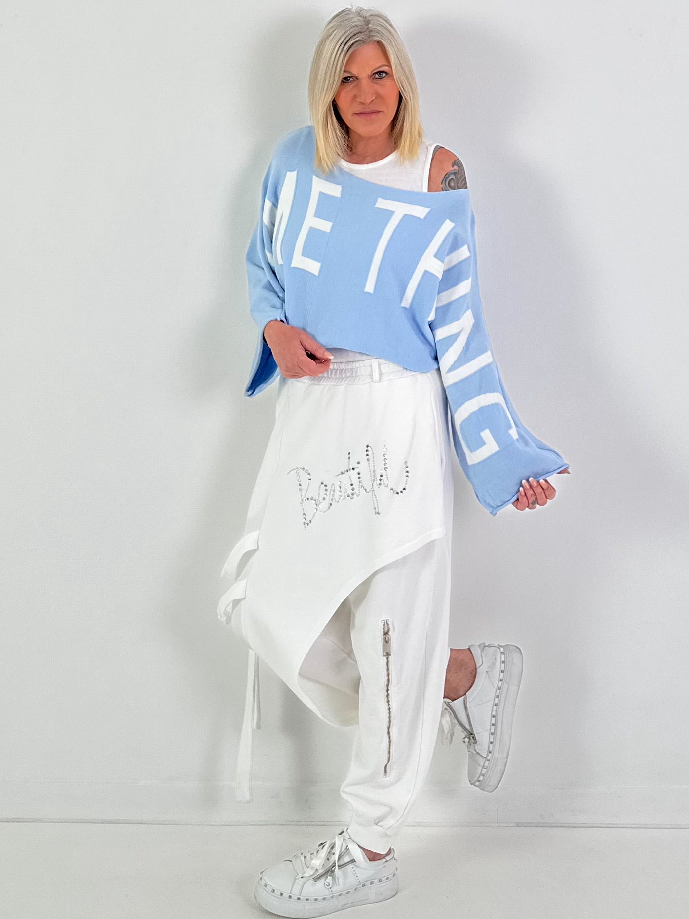 Cropped sweater model "Something" - lichtblauw-wit