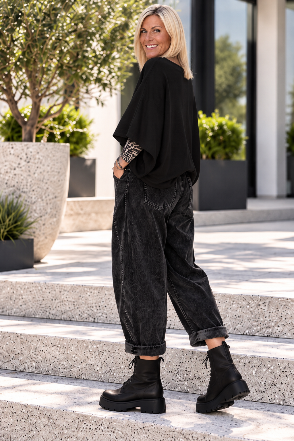 Sweater with turned-up sleeves - black