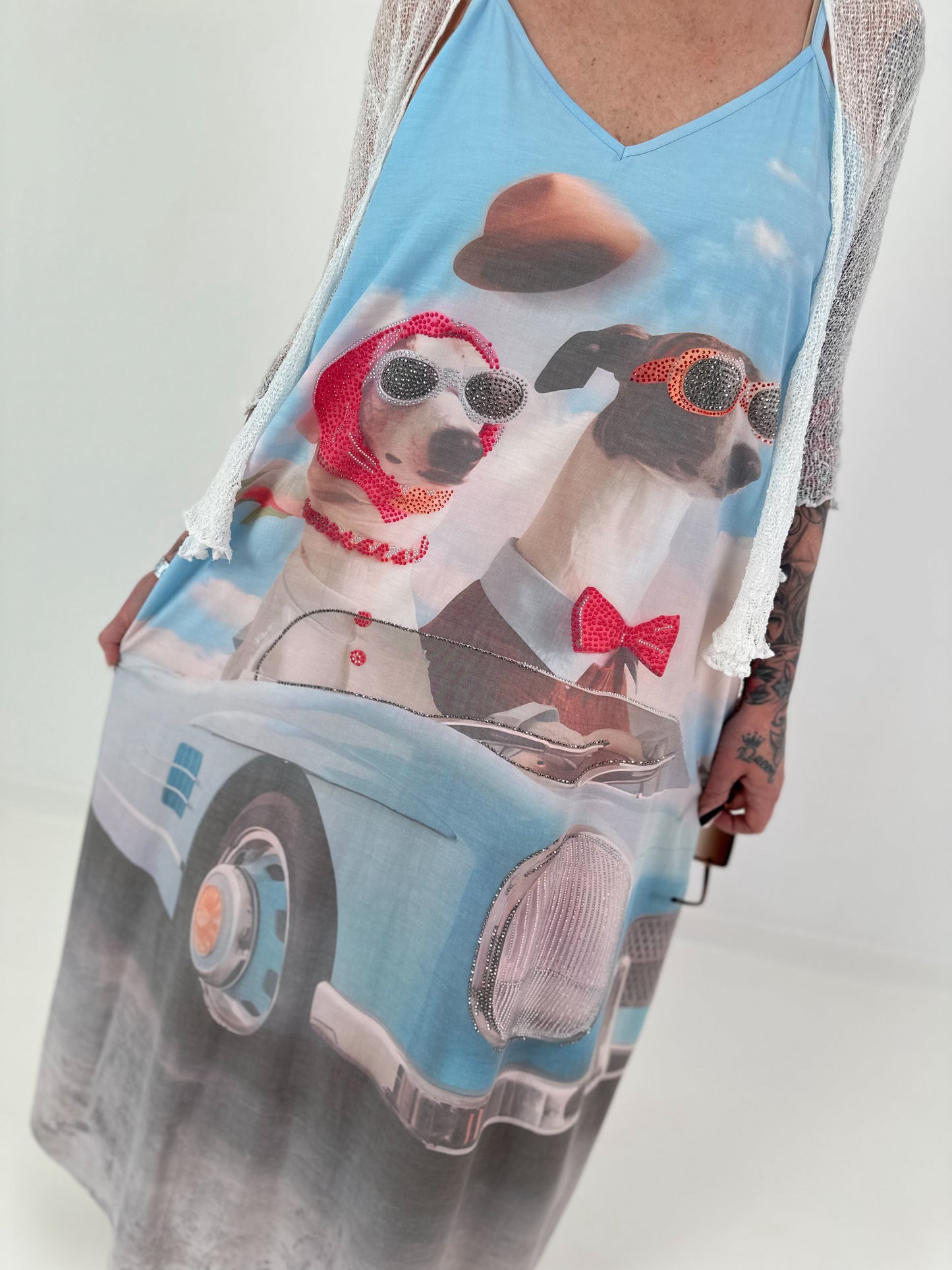 Long dress with a printed design and side pockets - light blue multi-colored