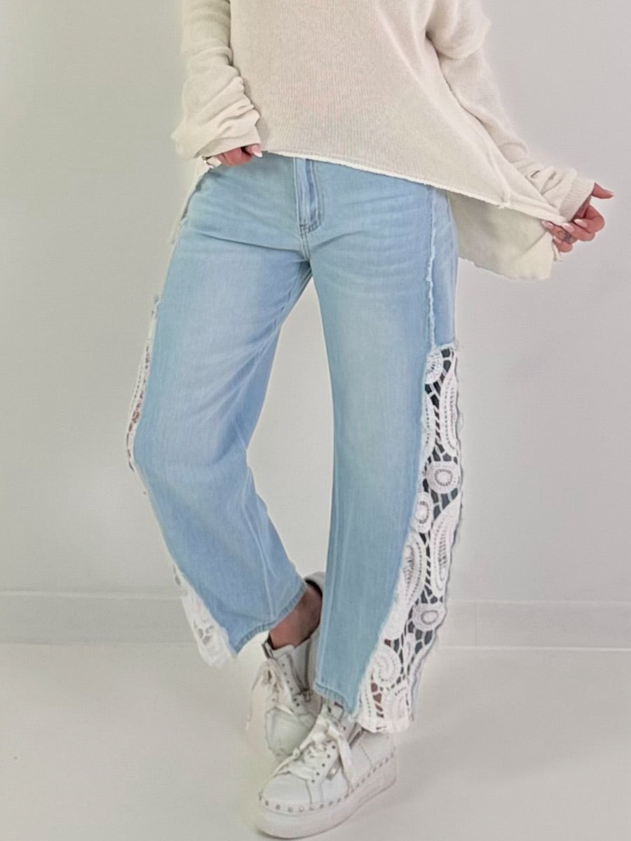 Jeans mit seitlichen Häkeleinsätzen - light-denim