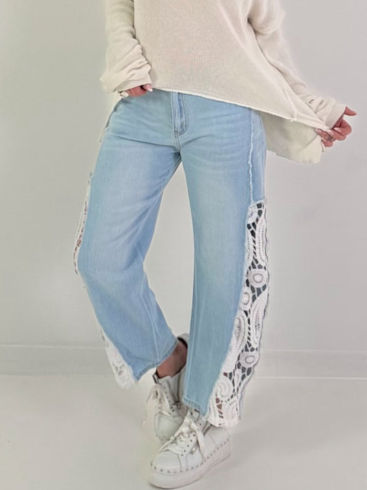 Jeans mit seitlichen Häkeleinsätzen - light-denim