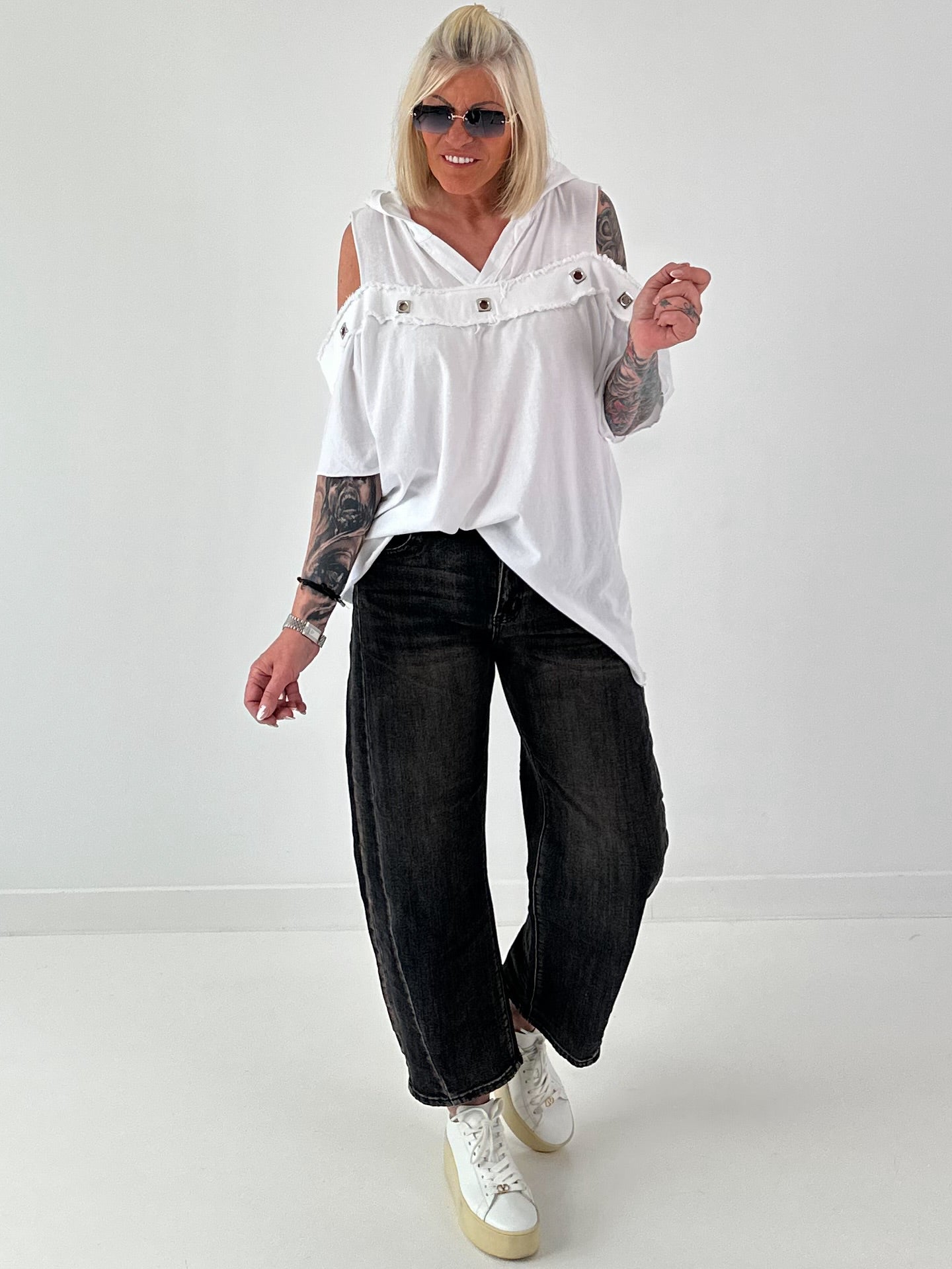 Hoodie Shirt mit Cut Out Shoulder - weiss