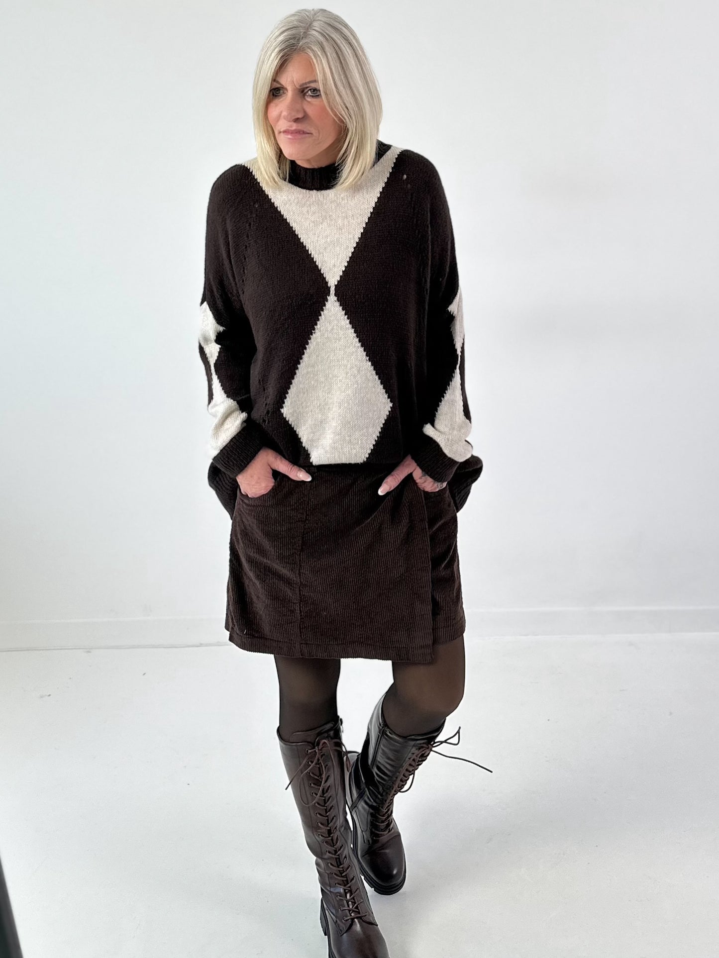 Sweater model "Geometric Glow" - coffee-beige