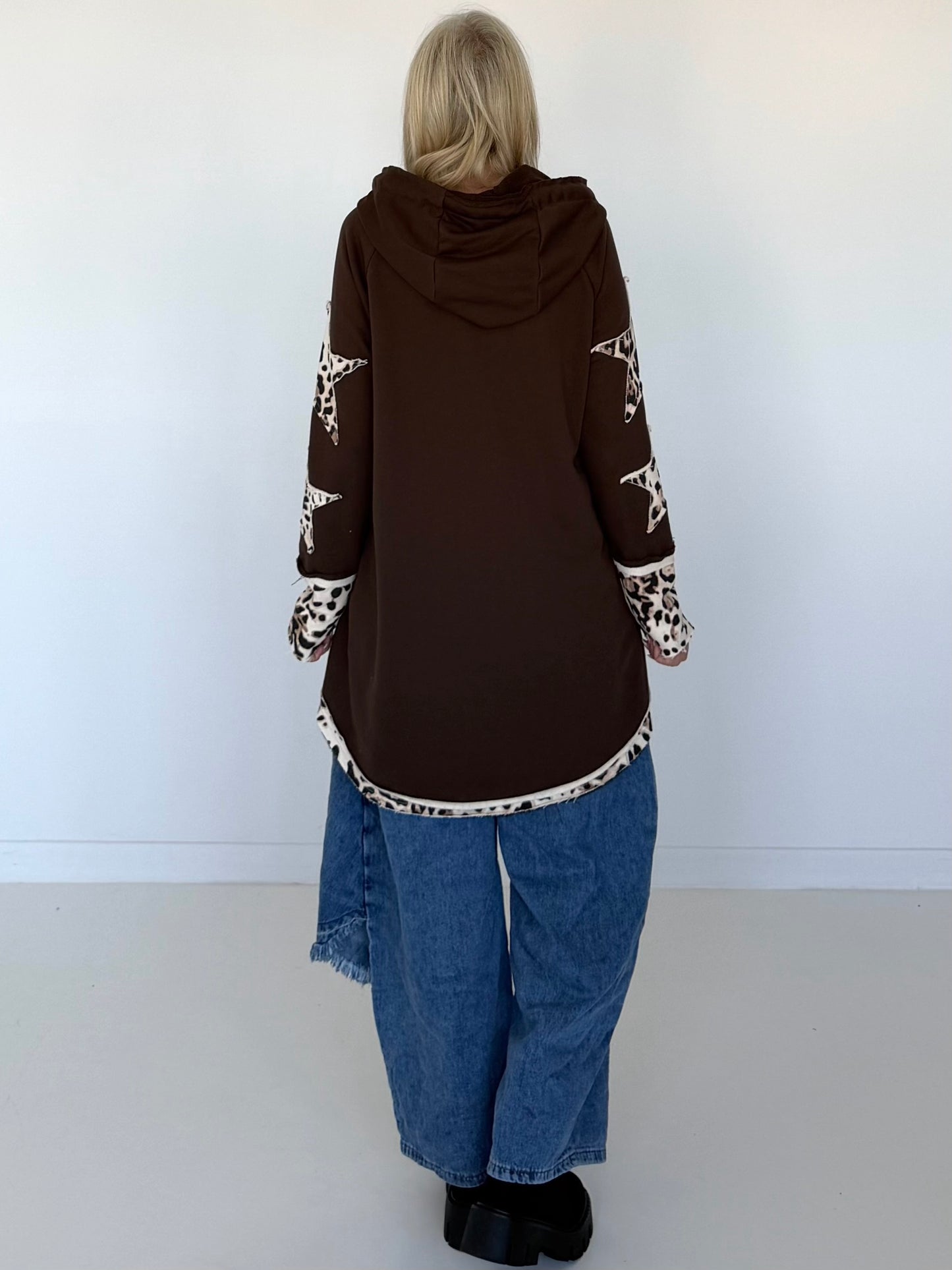 Hoodie mit Kängurutasche und trendigen Leo Sternelementen - mokka