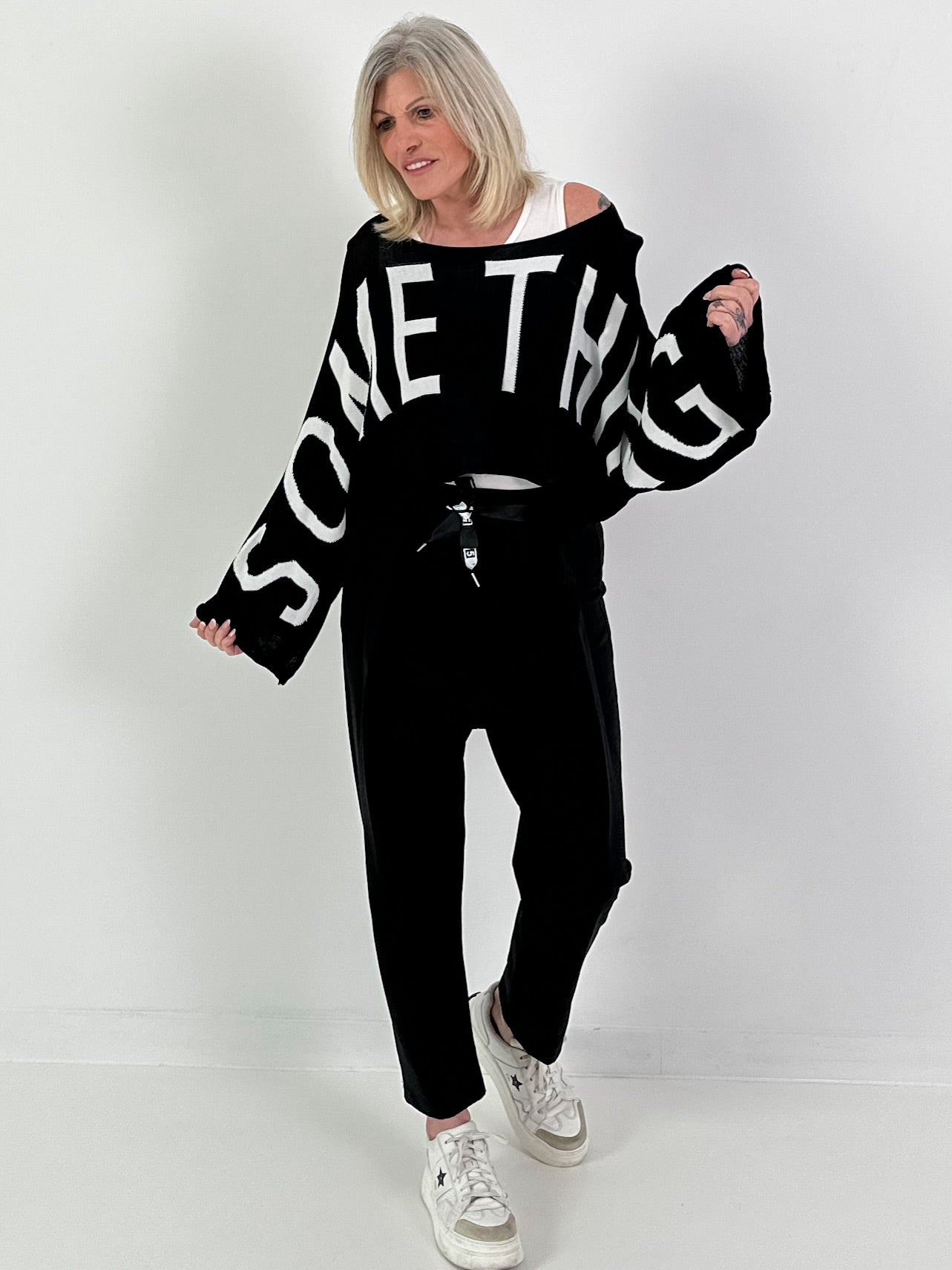 Cropped Pulli Something - schwarz