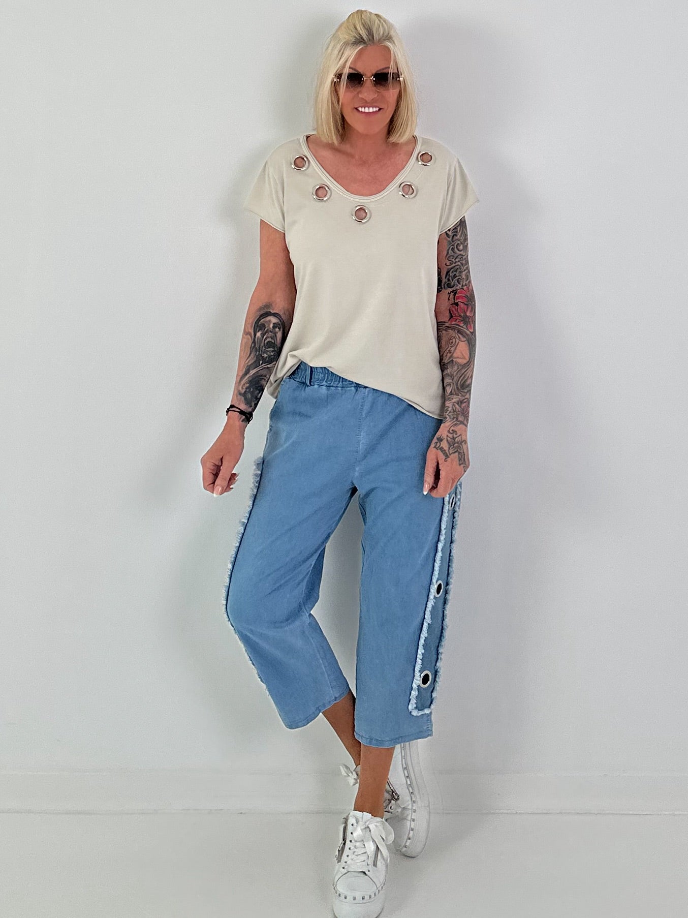 T-Shirt mit Ösen-Ausschnitt - beige