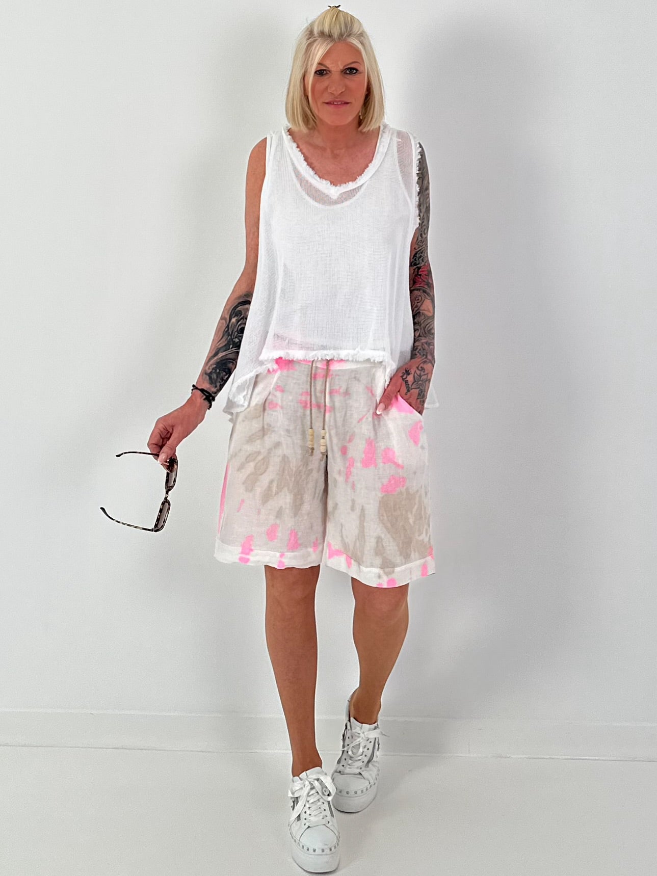Leinen Short mit Batik Muster - weiss-neonpink-beige