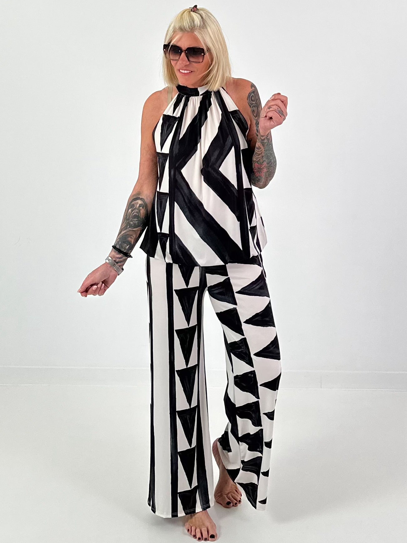 Two-piece outfit with graphic pattern - black and white