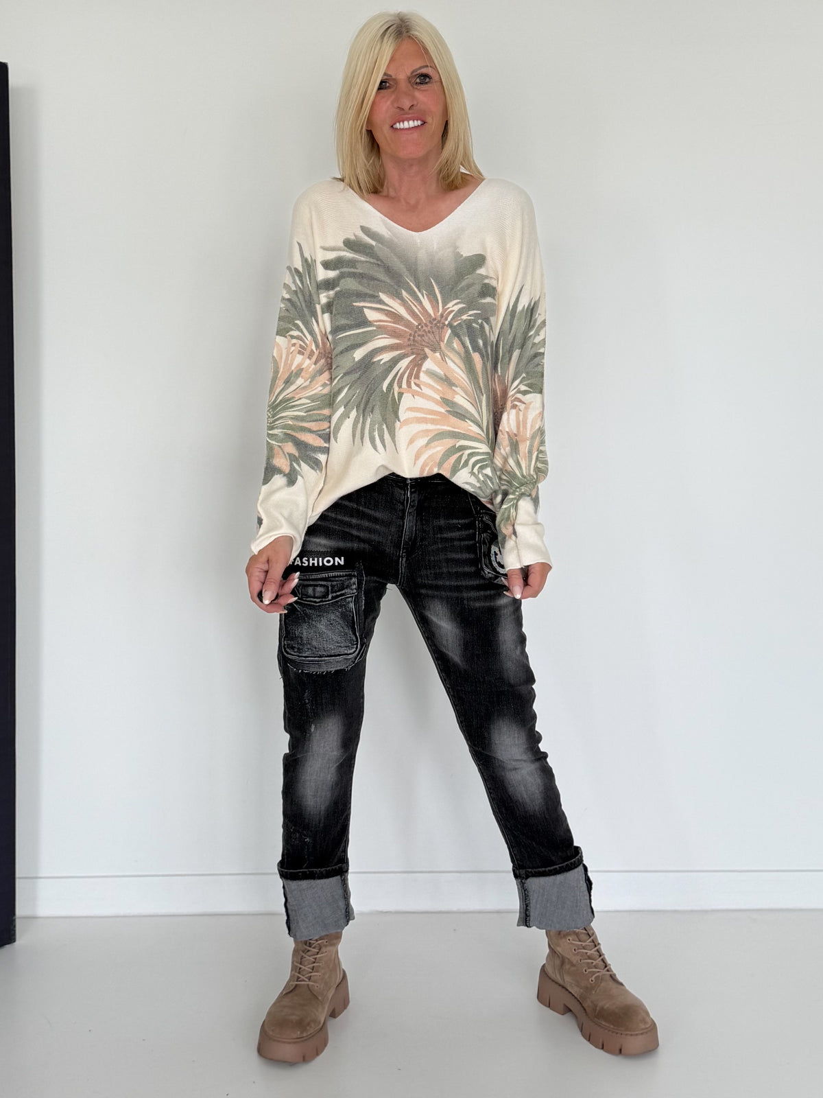 Pullover mit V-Ausschnitt und Botanical-Print - creme-oliv