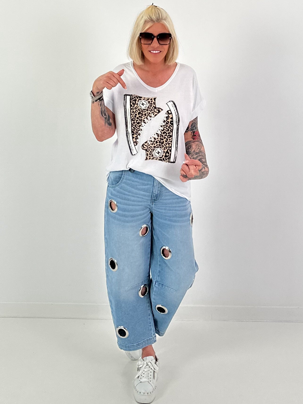 T-Shirt mit Leo Schuhprint - weiss