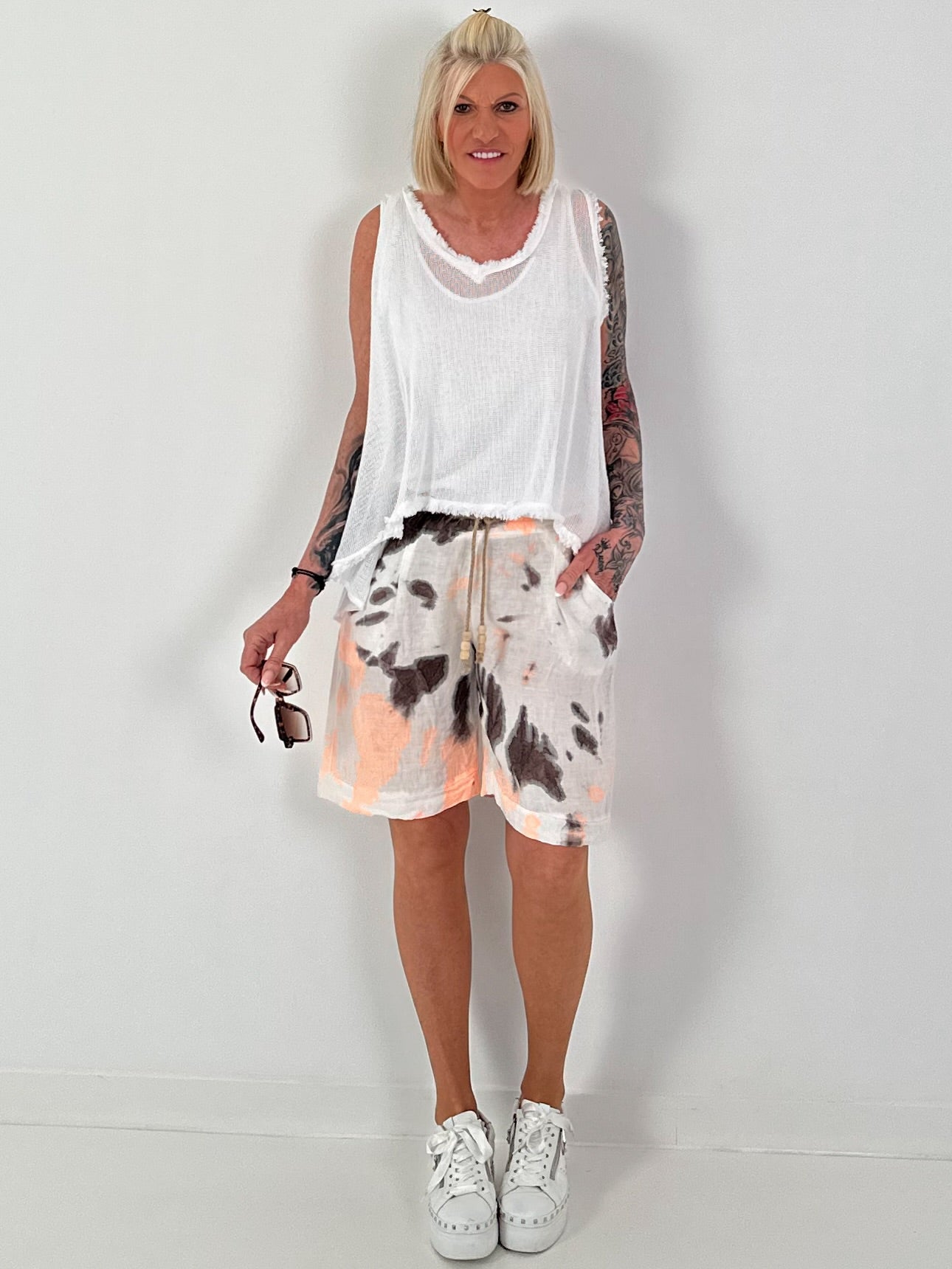 Leinen Short mit Batik Muster - weiss-neonorange-dunkelbraun