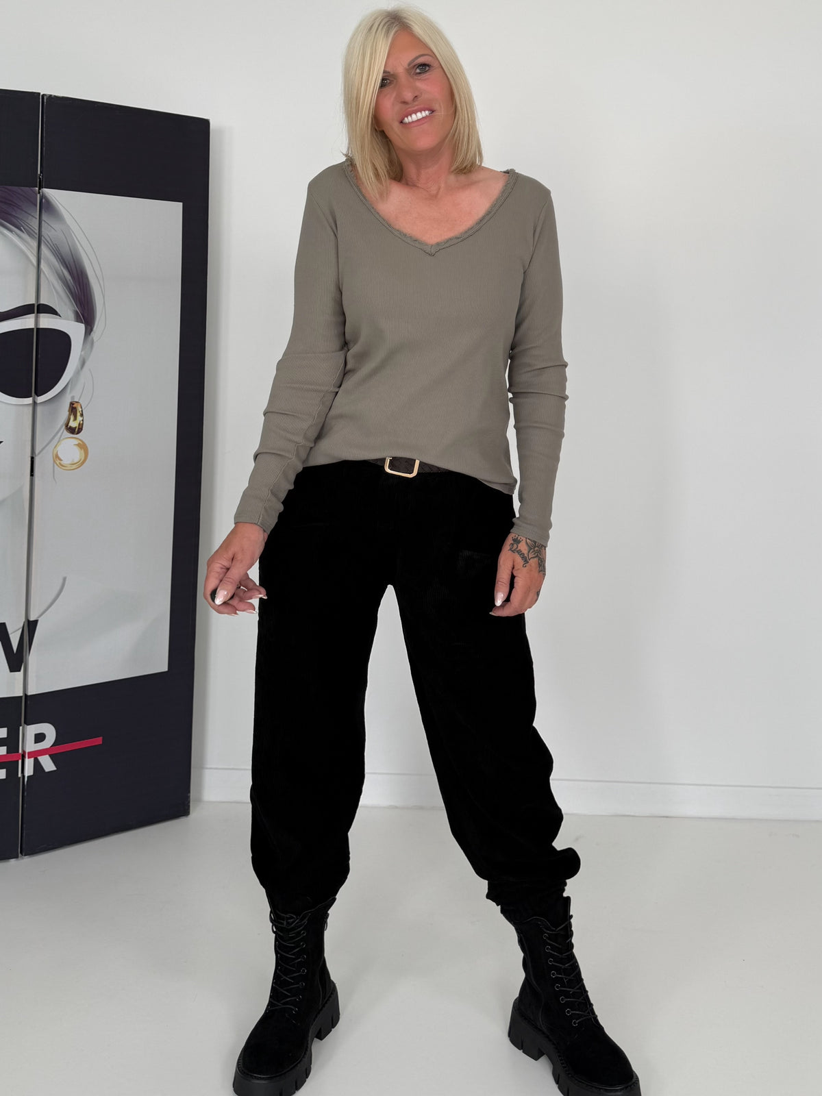 Rippshirt mit fransigem V-Ausschnitt - taupe