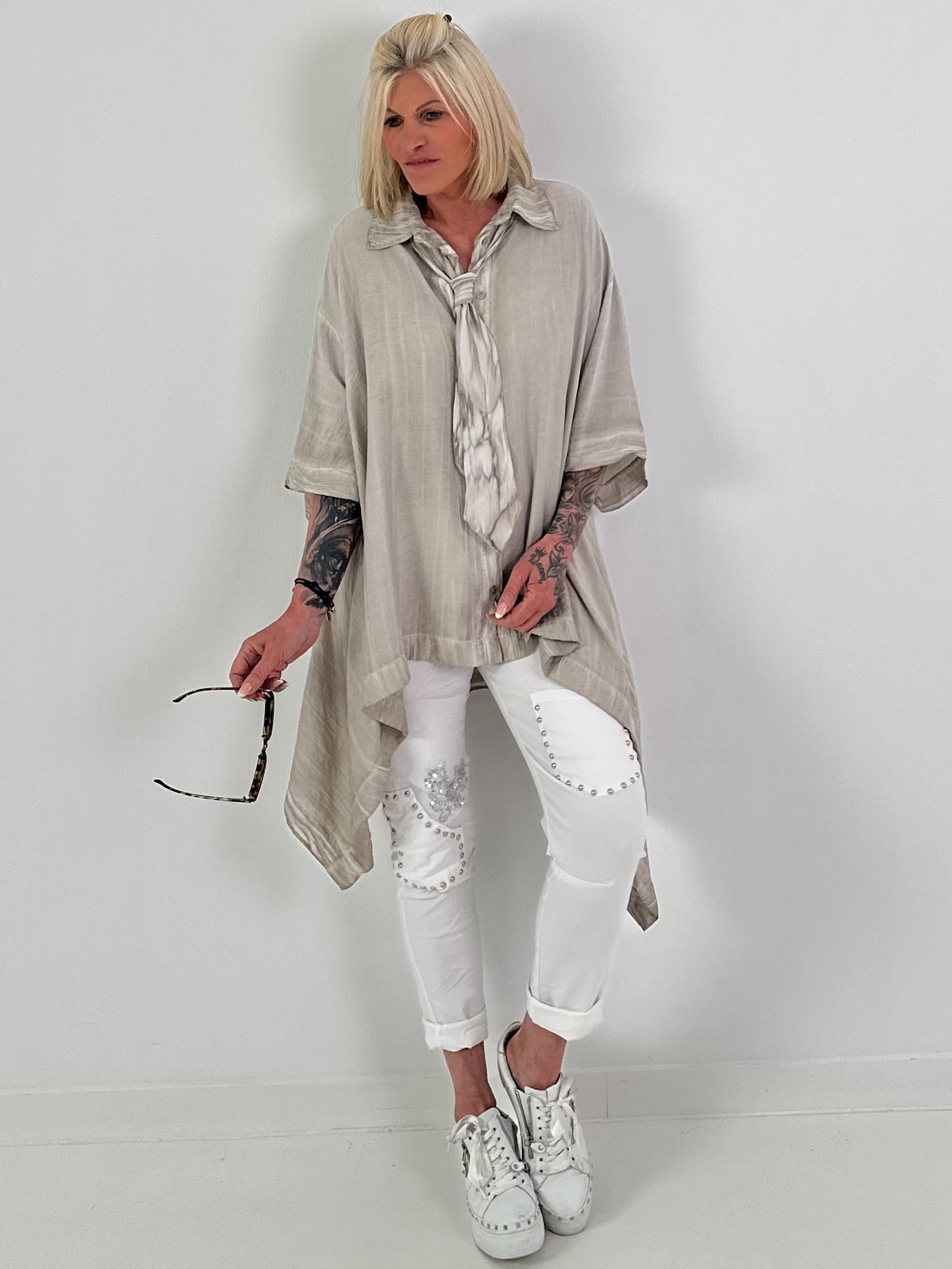 Oversized Bluse asymmetrisch mit Krawatte - taupe