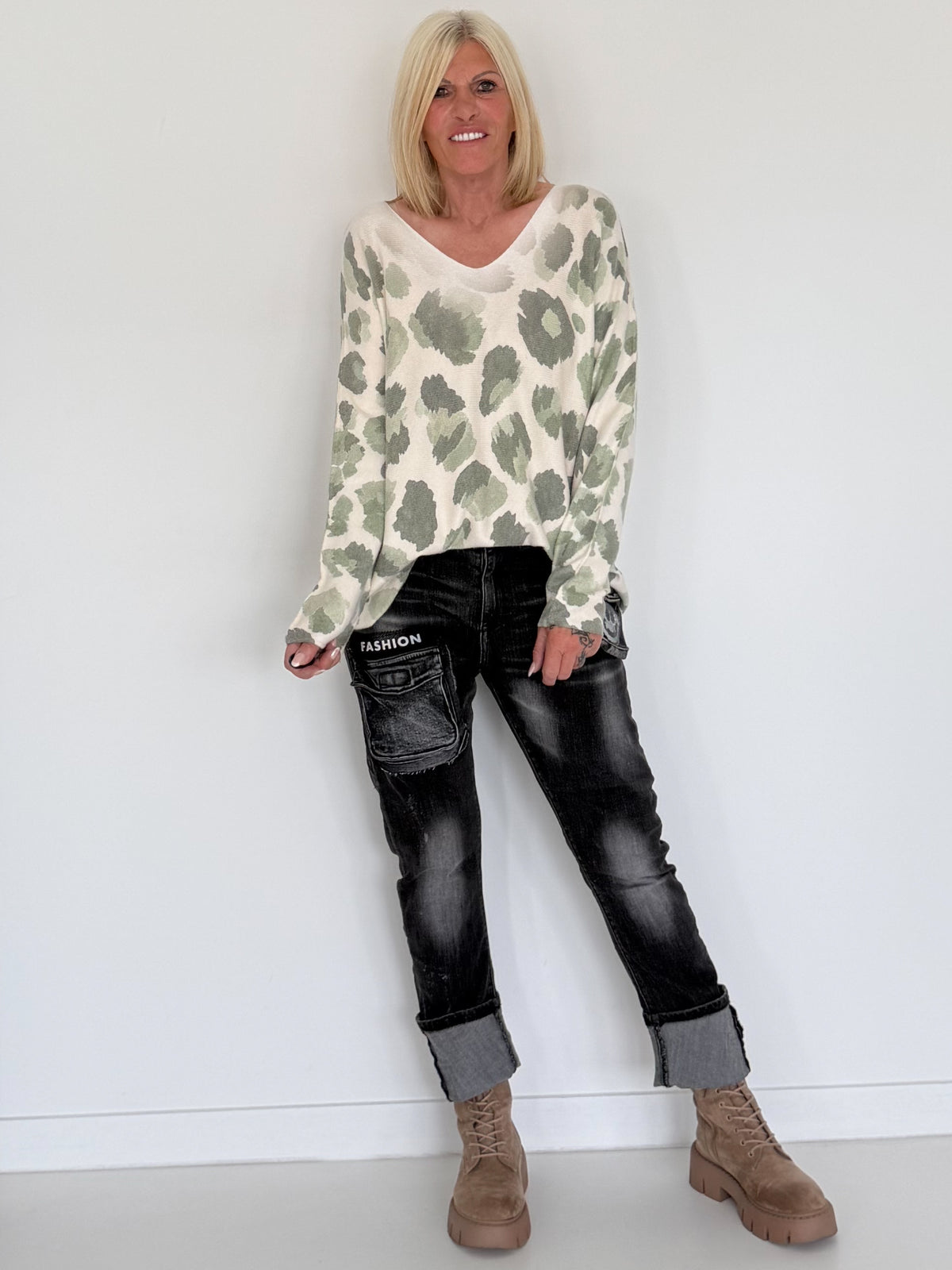 Pullover mit V-Ausschnitt und Leo-Print - leo-oliv