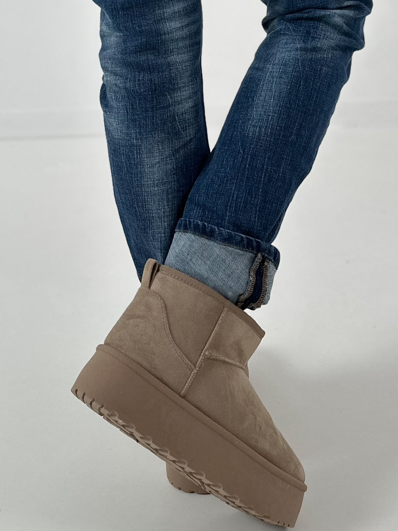 Cozy low boat model "Cloudie" - taupe