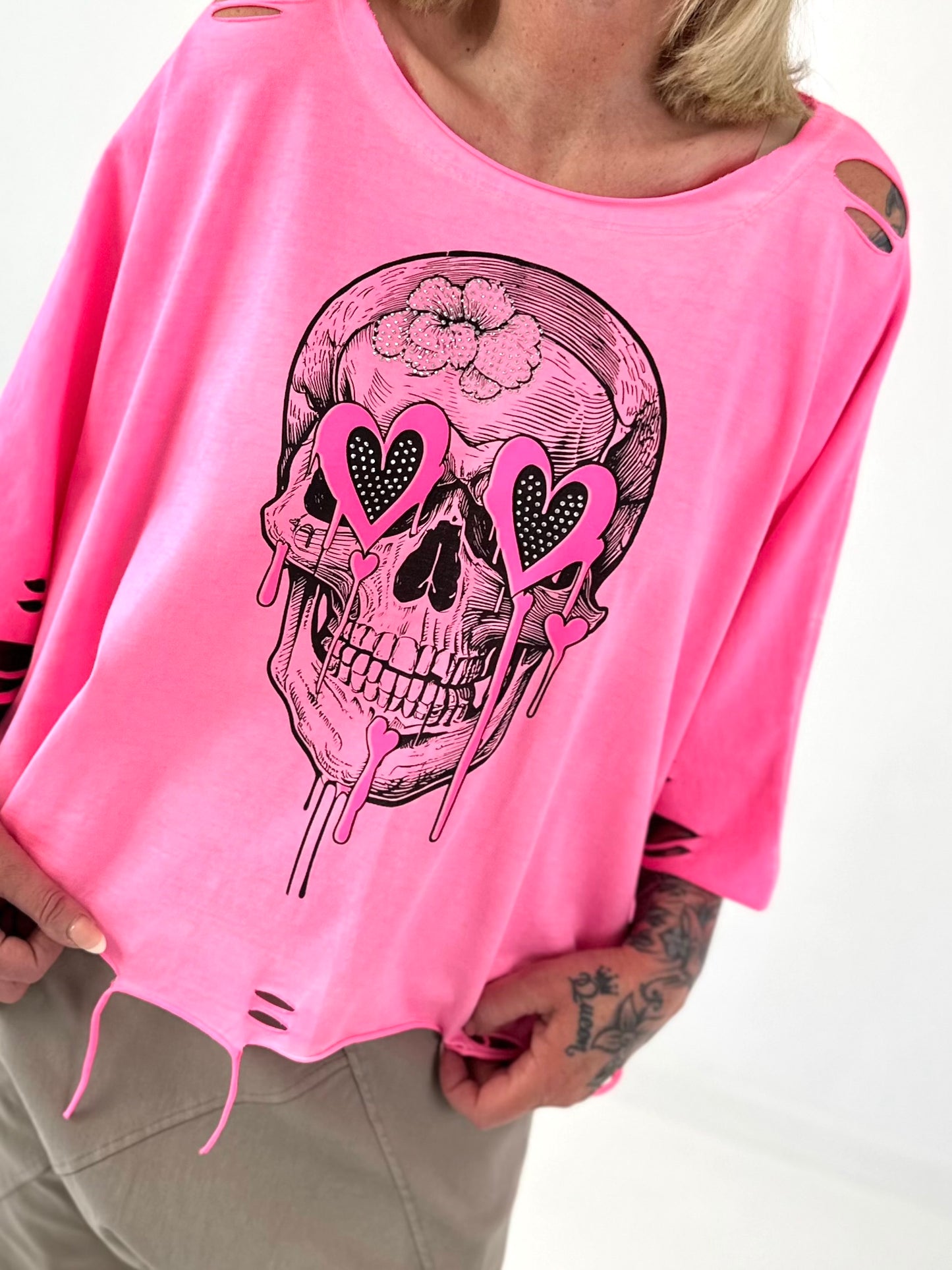 Oversized Shirt mit Cut Outs und Skull - neonpink
