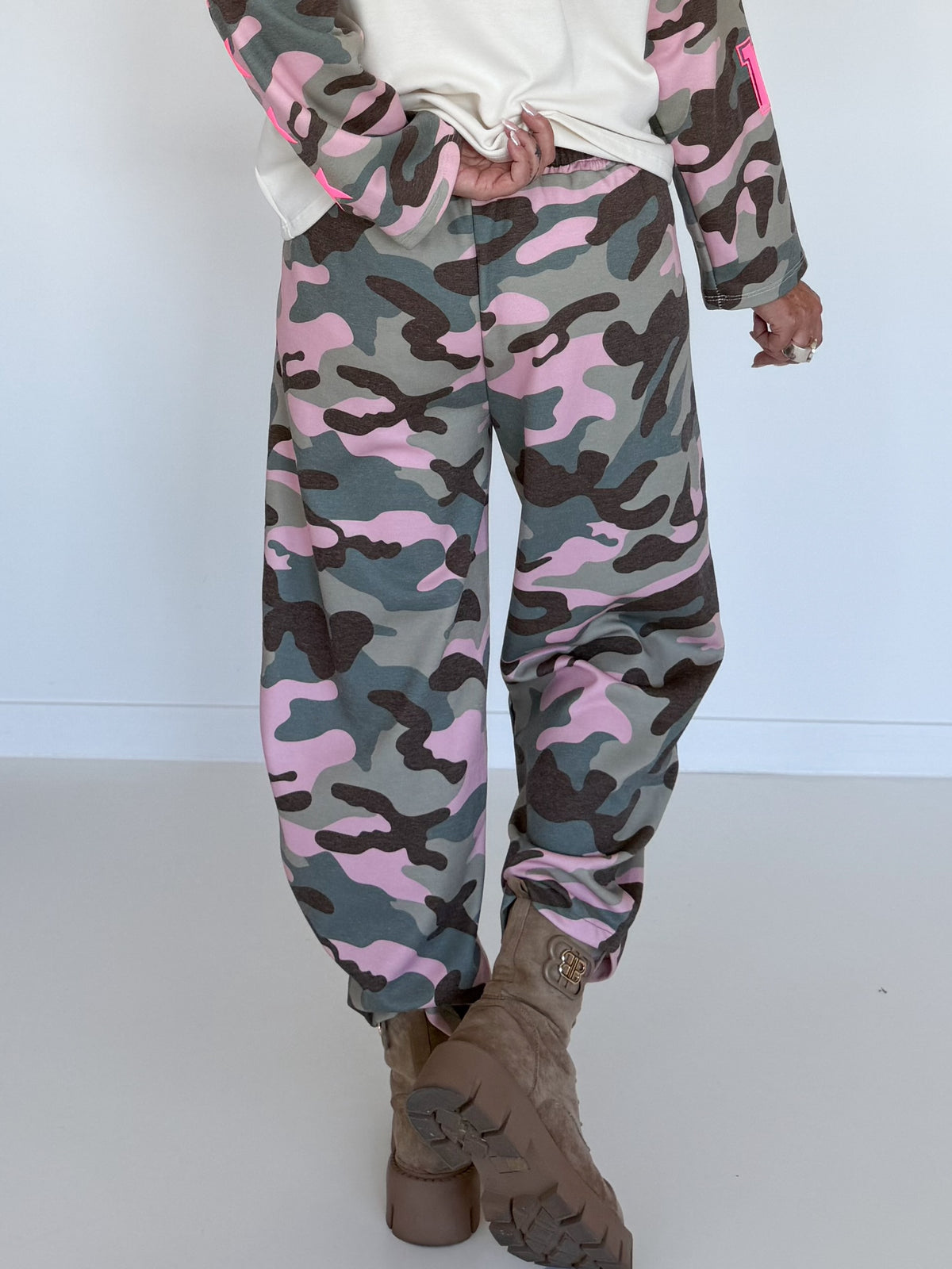 Sweatpants with camouflage print - olive multi-colored