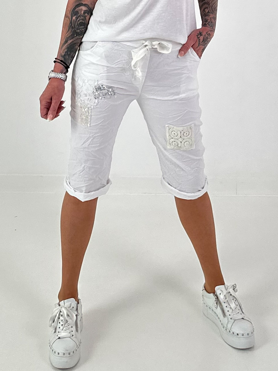 Shorts with patches - white