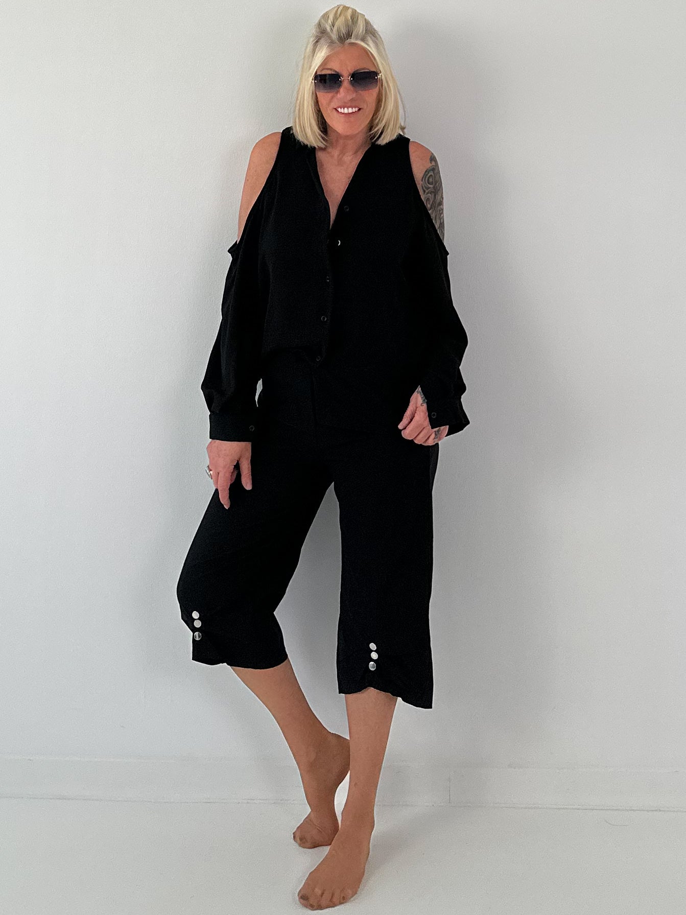 Bluse mit mit cold shoulder Detail - schwarz