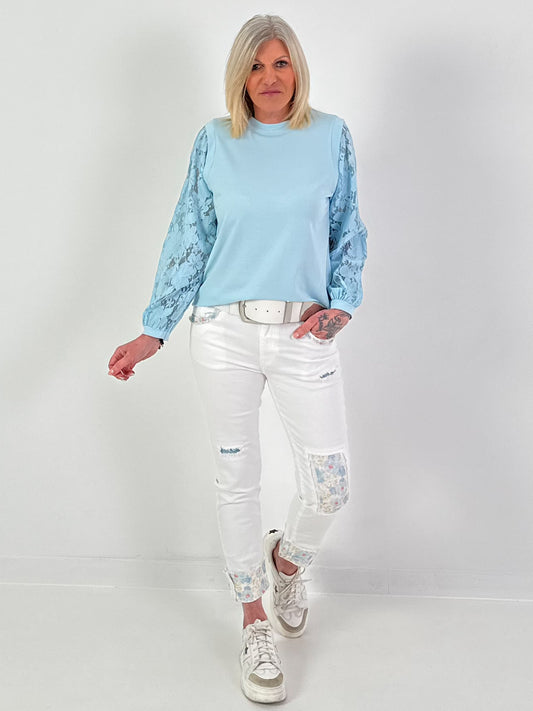 Leichter Sweater mit Spitzenärmeln - hellblau