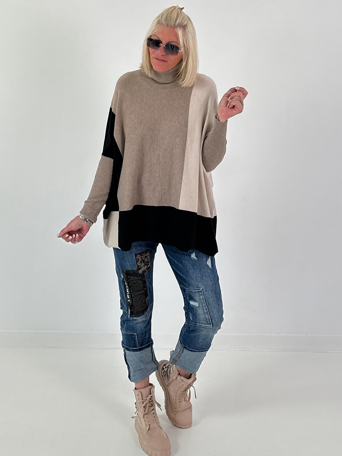 Oversized fijngebreide trui met stulpzakken – beige-taupe-zwart