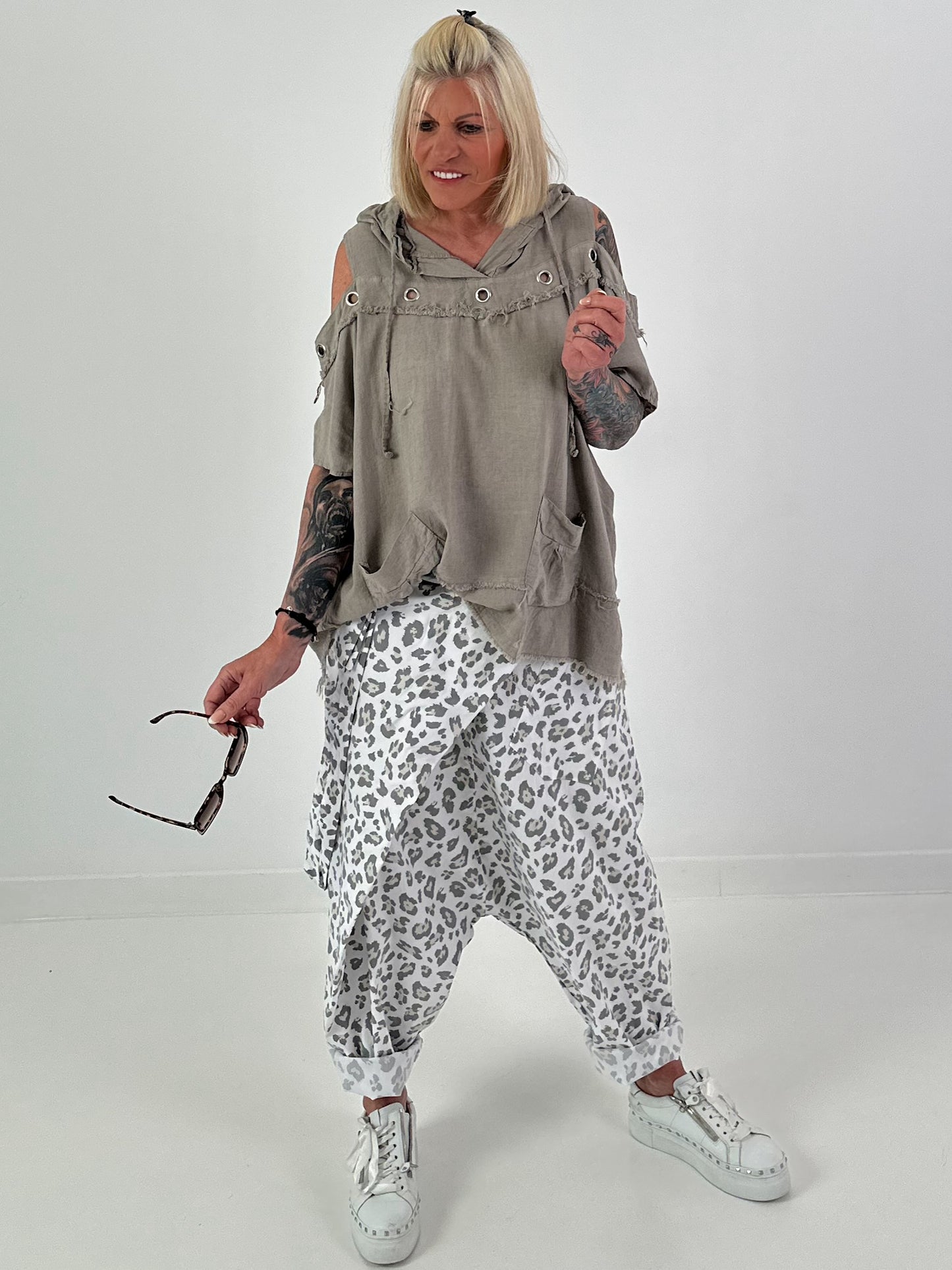 Leinen Shirt mit Ösen und Schulter Cut-Outs - taupe