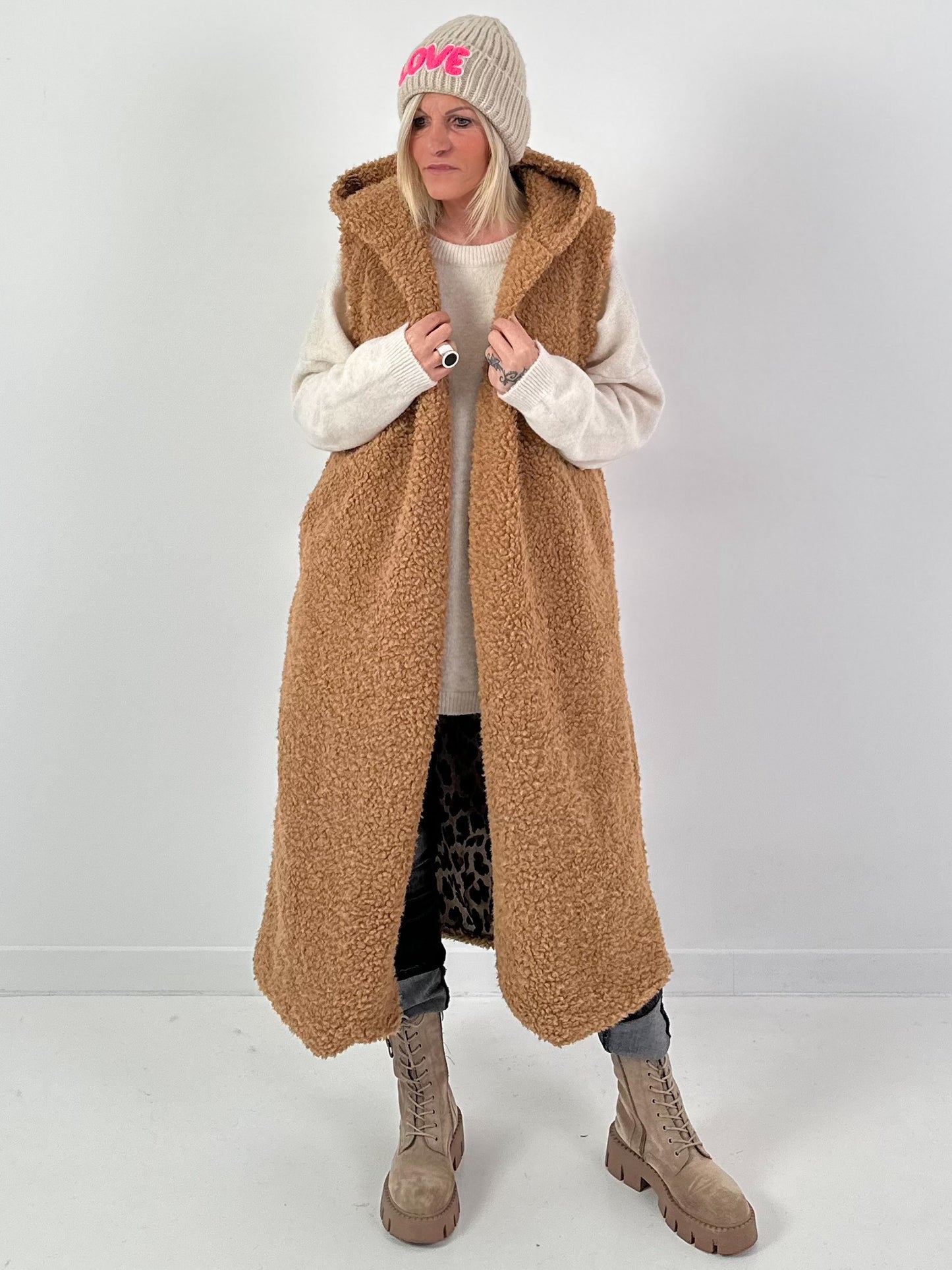 Long vest model "Leo Layers" - camel