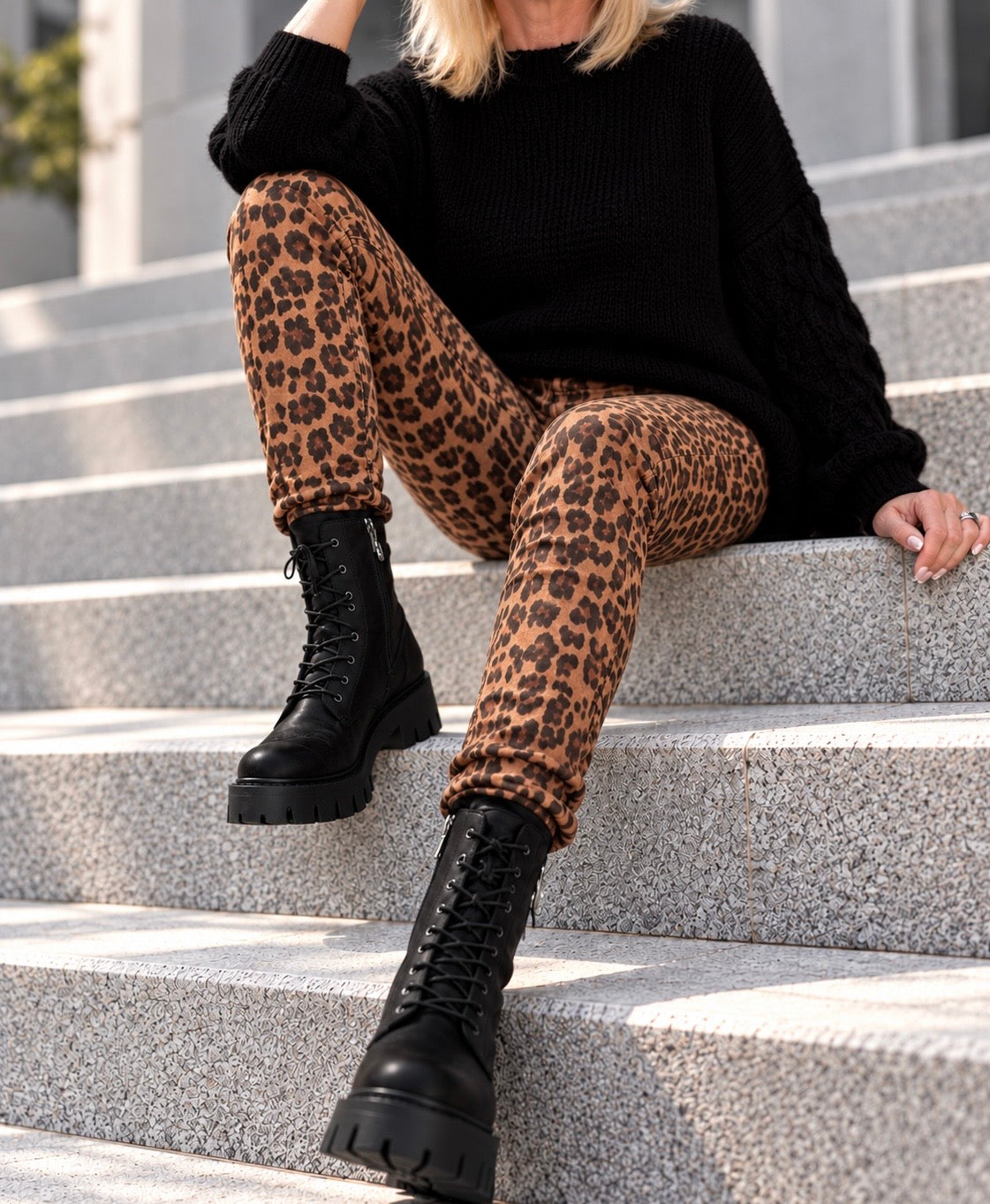 Hose im Allover Leo-Wildleder-Look - camel-mehrfarbig