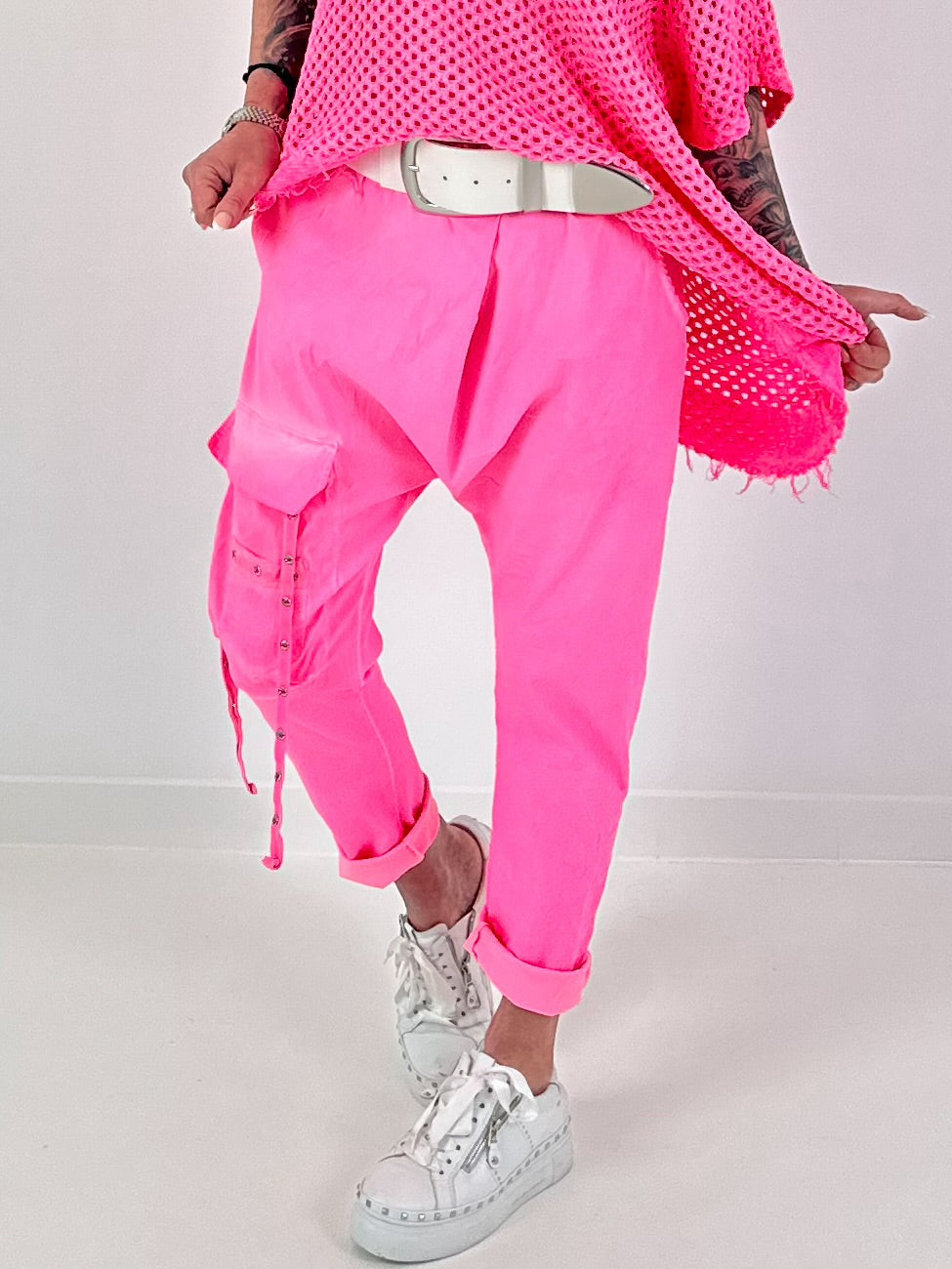 Baggy Hose mit aufgesetzter Cargo Tasche - neonpink