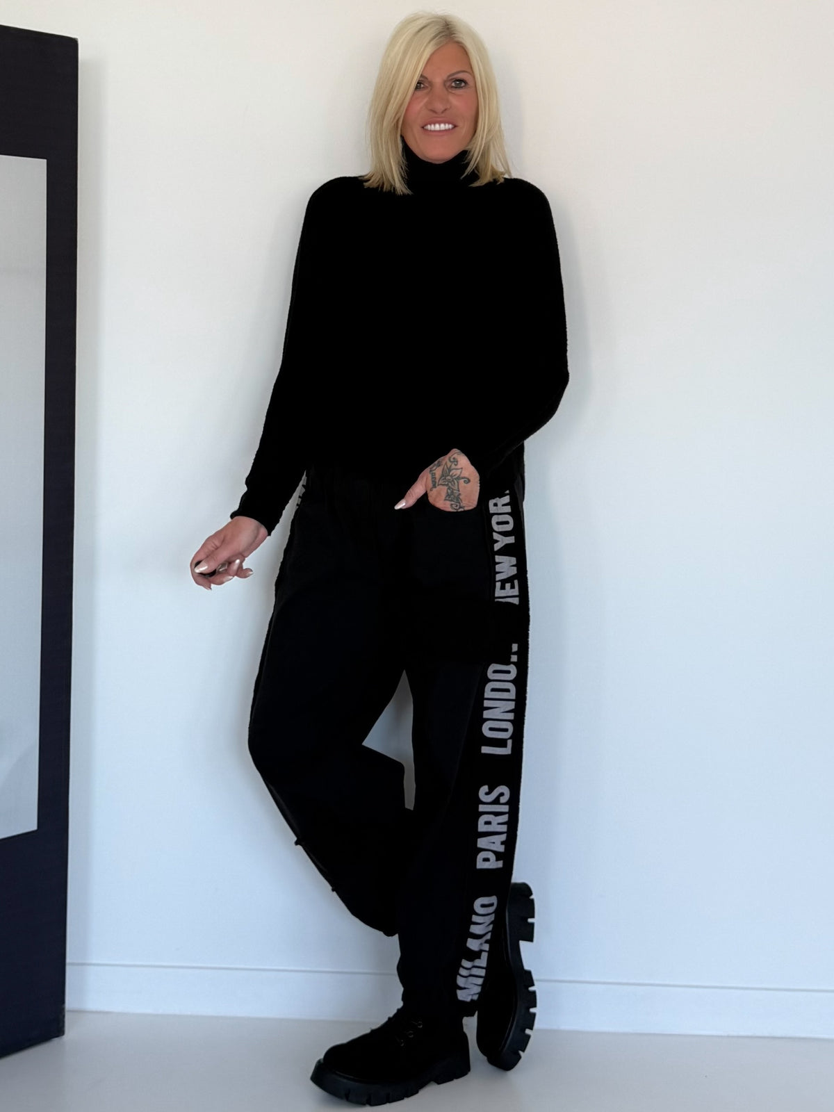 Hose mit City-Statement-Print - schwarz