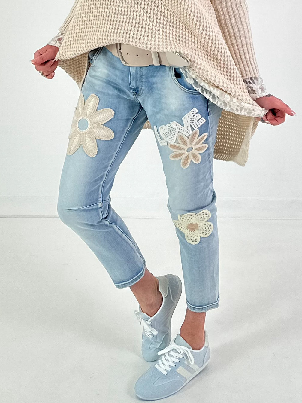 Jeans mit Häkel-Applikationen - denim