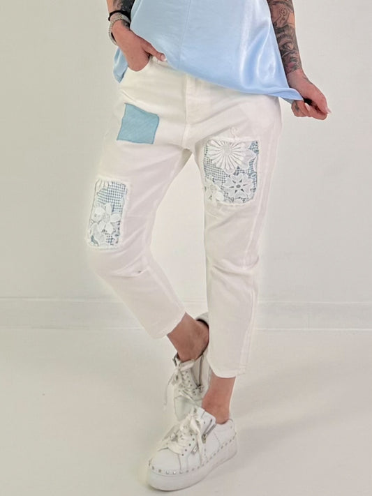 Boyfriend Jeans mit Häkeleinsätzen und Patch - weiss