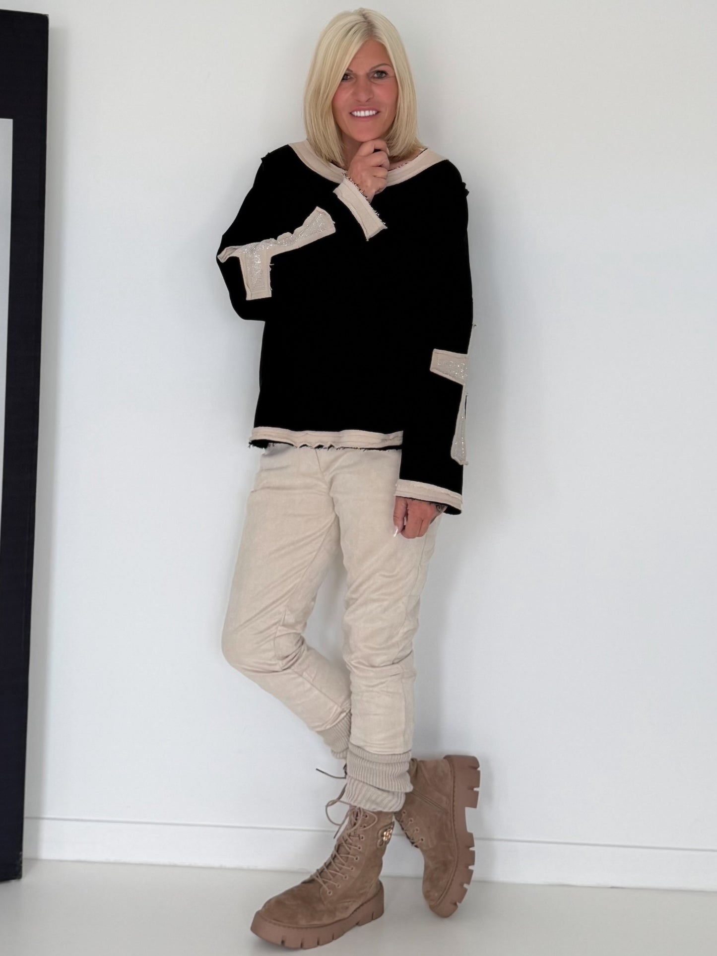 Oversized Sweater mit Strasskreuz - schwarz-beige