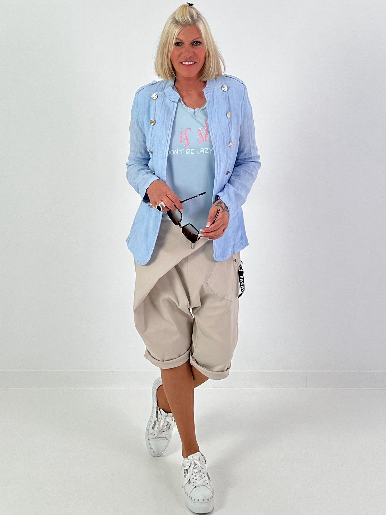 Leinen Blazer mit Zierknöpfen und Ripp-Details - hellblau