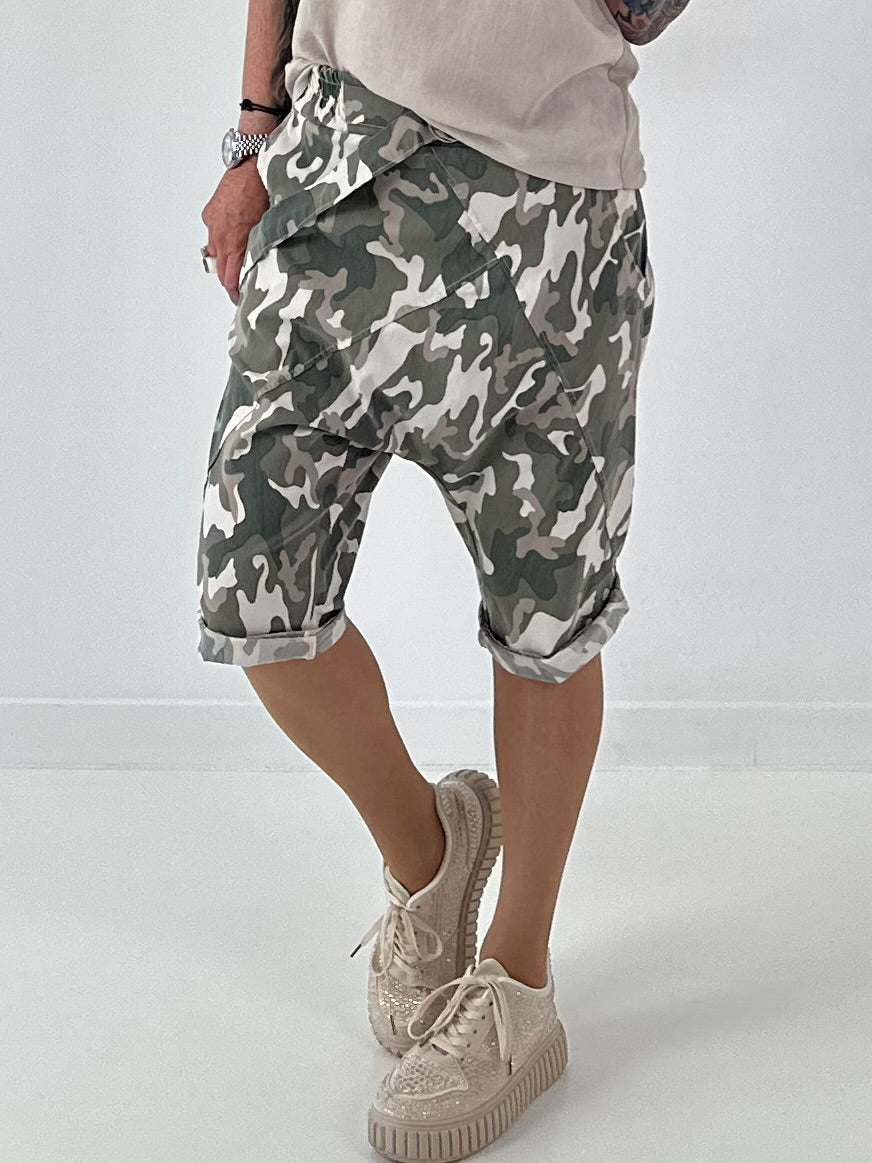 Kurze Baggy Camouflage Look - khaki-beige-mehrfarbig