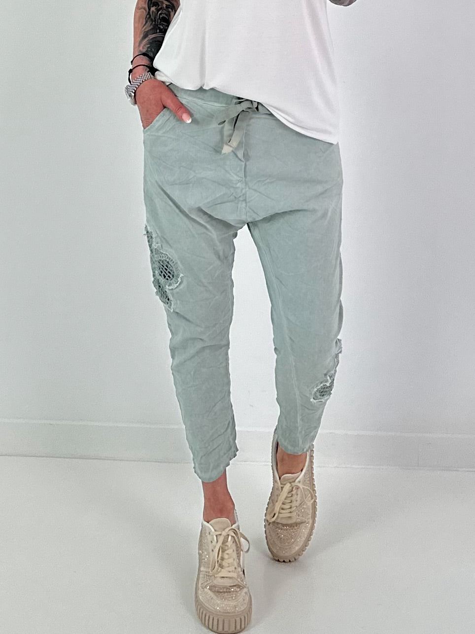 Baggy/Boyfriend broek met gehaakte bloemen aan de zijkant - kaki