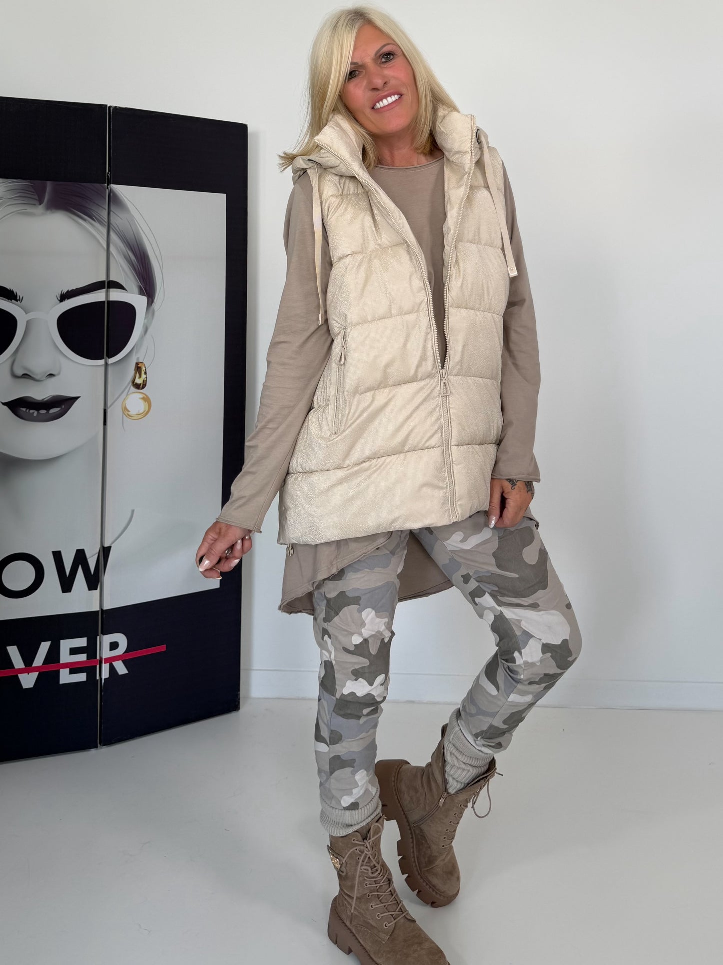 Weste mit schimmerndem Finish und Kapuze - beige