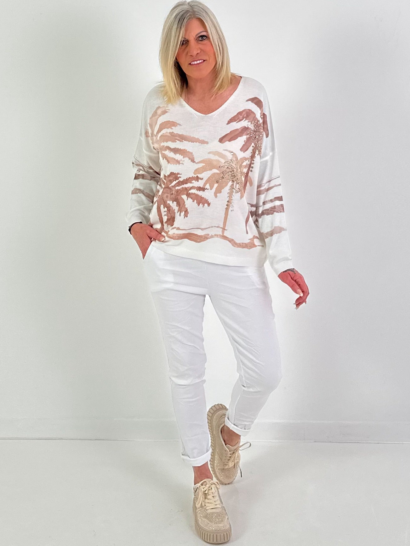 Fijn gebreide trui model "Palm Whisper" - wit-beige